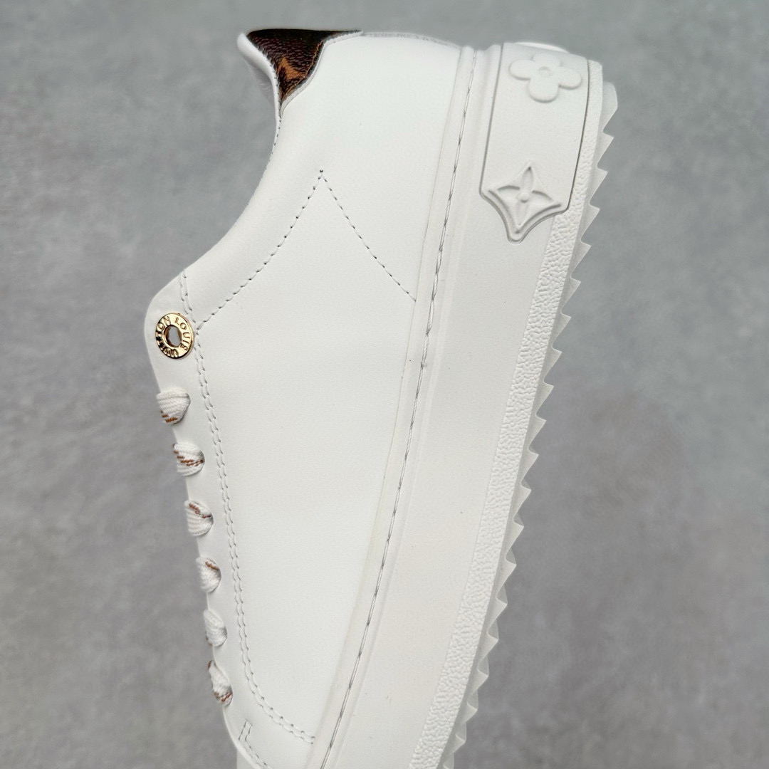 图片[7]-＃FS Louis Vuitton 路易威登 lv Time Out 低帮时尚运动板鞋 为舒软小牛皮革压印金属质感 Monogram 图案 再令 Louis 和vuitton 装饰点缀鞋带 与卢勒克斯金属线共同 释放莹泽光芒 搭配后部 Monogram帆布饰边和加厚胎面橡胶外底 鞋面胎牛皮和进口PVC制裁而成 高密度进口电脑车线工艺、经典LOGO跟PVC完美结合 原版大底开模 内里采用进口羊皮 超软皮内里+鞋垫 最新LV/路易威登 杨幂 关晓彤 官方等多明星网红同款 快手抖音等多平台热推 尺码：35 36 37 38 39 40 41 42 43 44-选品中心