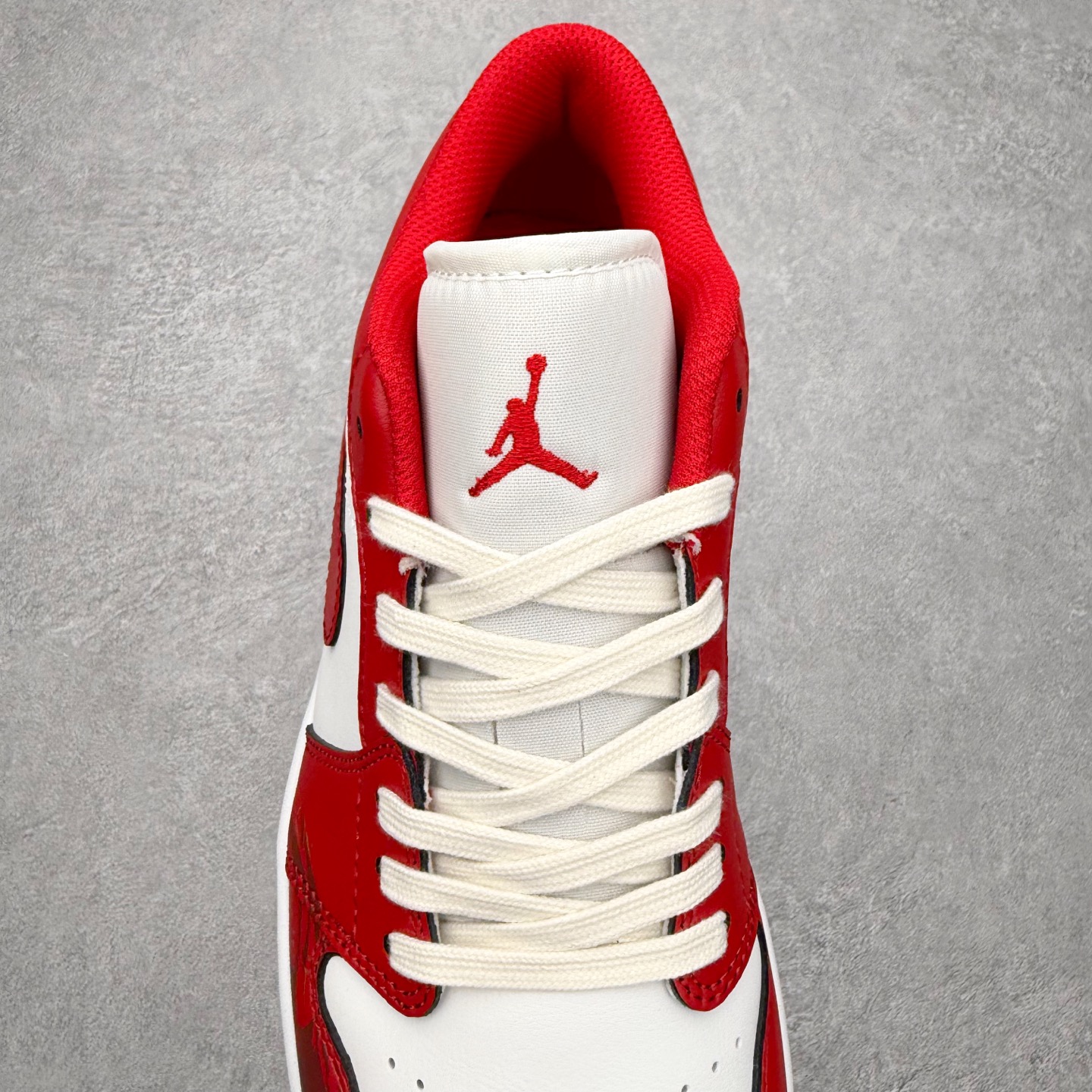 图片[5]-＃K版 Air Jordan AJ1 Low 低帮 553558-166 全新流水线出品 DT版本唯一平替选择 市场第二梯队最强版 全部原鞋开发 原楦原纸板开发 全鞋电脑针车 原厂内置全掌气垫 原盒内在原标 唯一Zp原版鞋带绑法 免检产品 全新2022版型 全头层皮料 完美零毛边处理 原厂配置全掌气垫 价格定位良心 几十个配色陆续出货 实拍调校N版已经零色差零失真 百分百还原实物色彩所见即所得 不存在货不对板色差等低级问题 选购参考实物拍摄 不混卖不参货 只用心做好货严格选品 承诺混一赔十 尺码：36 36.5 37.5 38 38.5 39 40 40.5 41 42 42.5 43 44 44.5 45-选品中心