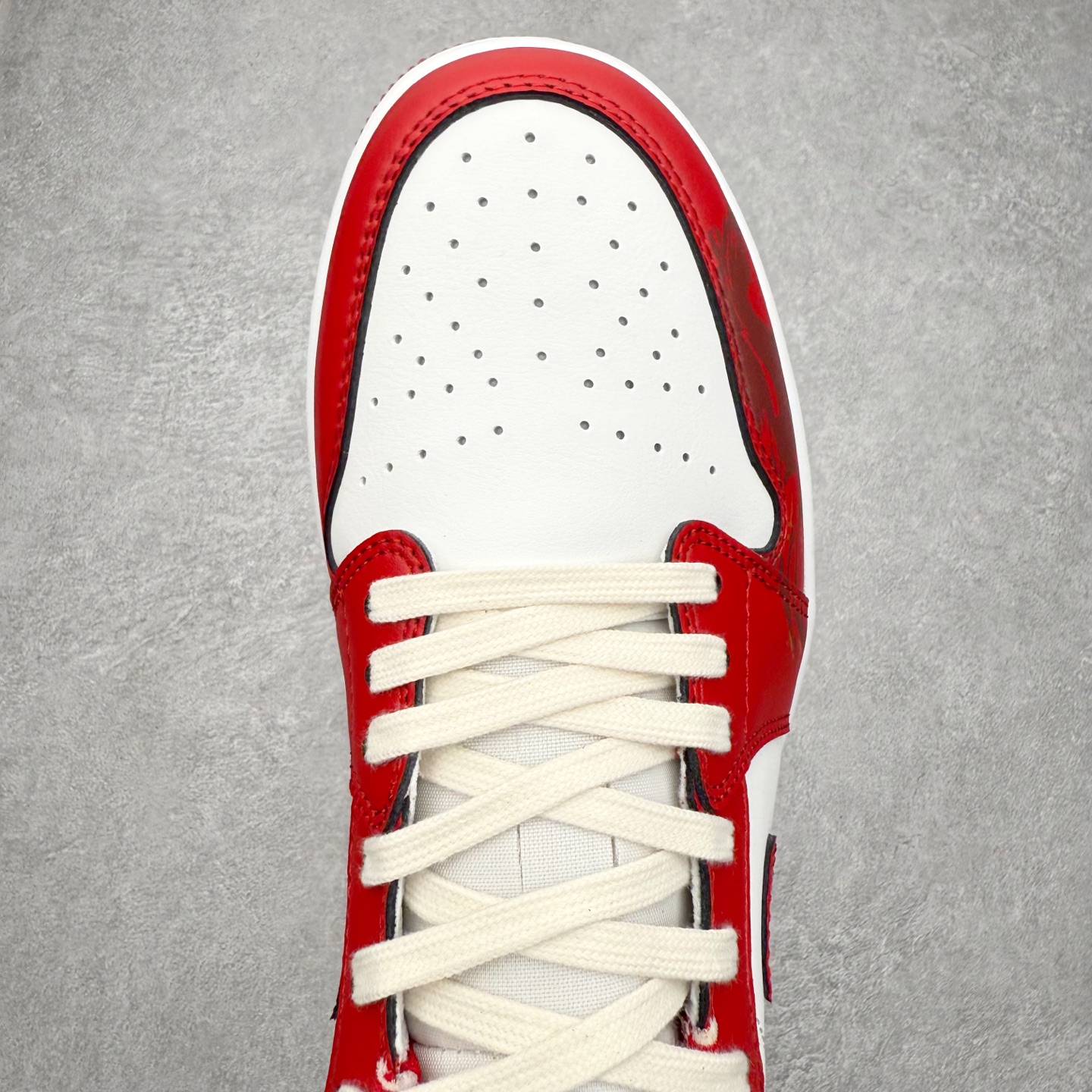 图片[4]-＃K版 Air Jordan AJ1 Low 低帮 553558-166 全新流水线出品 DT版本唯一平替选择 市场第二梯队最强版 全部原鞋开发 原楦原纸板开发 全鞋电脑针车 原厂内置全掌气垫 原盒内在原标 唯一Zp原版鞋带绑法 免检产品 全新2022版型 全头层皮料 完美零毛边处理 原厂配置全掌气垫 价格定位良心 几十个配色陆续出货 实拍调校N版已经零色差零失真 百分百还原实物色彩所见即所得 不存在货不对板色差等低级问题 选购参考实物拍摄 不混卖不参货 只用心做好货严格选品 承诺混一赔十 尺码：36 36.5 37.5 38 38.5 39 40 40.5 41 42 42.5 43 44 44.5 45-选品中心