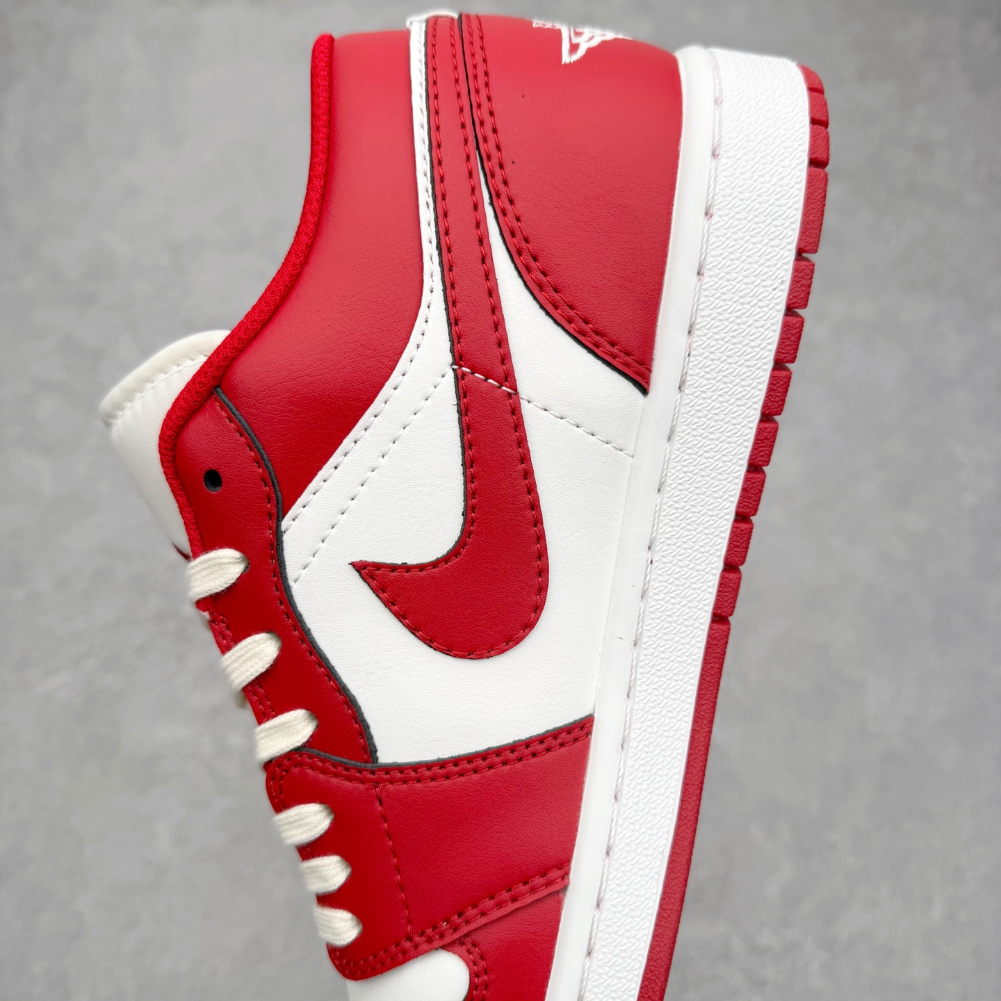 图片[7]-＃K版 Air Jordan AJ1 Low 低帮 553558-166 全新流水线出品 DT版本唯一平替选择 市场第二梯队最强版 全部原鞋开发 原楦原纸板开发 全鞋电脑针车 原厂内置全掌气垫 原盒内在原标 唯一Zp原版鞋带绑法 免检产品 全新2022版型 全头层皮料 完美零毛边处理 原厂配置全掌气垫 价格定位良心 几十个配色陆续出货 实拍调校N版已经零色差零失真 百分百还原实物色彩所见即所得 不存在货不对板色差等低级问题 选购参考实物拍摄 不混卖不参货 只用心做好货严格选品 承诺混一赔十 尺码：36 36.5 37.5 38 38.5 39 40 40.5 41 42 42.5 43 44 44.5 45-选品中心