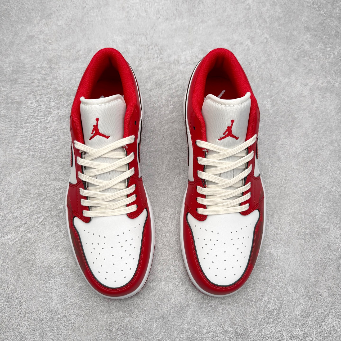 图片[2]-＃K版 Air Jordan AJ1 Low 低帮 553558-166 全新流水线出品 DT版本唯一平替选择 市场第二梯队最强版 全部原鞋开发 原楦原纸板开发 全鞋电脑针车 原厂内置全掌气垫 原盒内在原标 唯一Zp原版鞋带绑法 免检产品 全新2022版型 全头层皮料 完美零毛边处理 原厂配置全掌气垫 价格定位良心 几十个配色陆续出货 实拍调校N版已经零色差零失真 百分百还原实物色彩所见即所得 不存在货不对板色差等低级问题 选购参考实物拍摄 不混卖不参货 只用心做好货严格选品 承诺混一赔十 尺码：36 36.5 37.5 38 38.5 39 40 40.5 41 42 42.5 43 44 44.5 45-选品中心