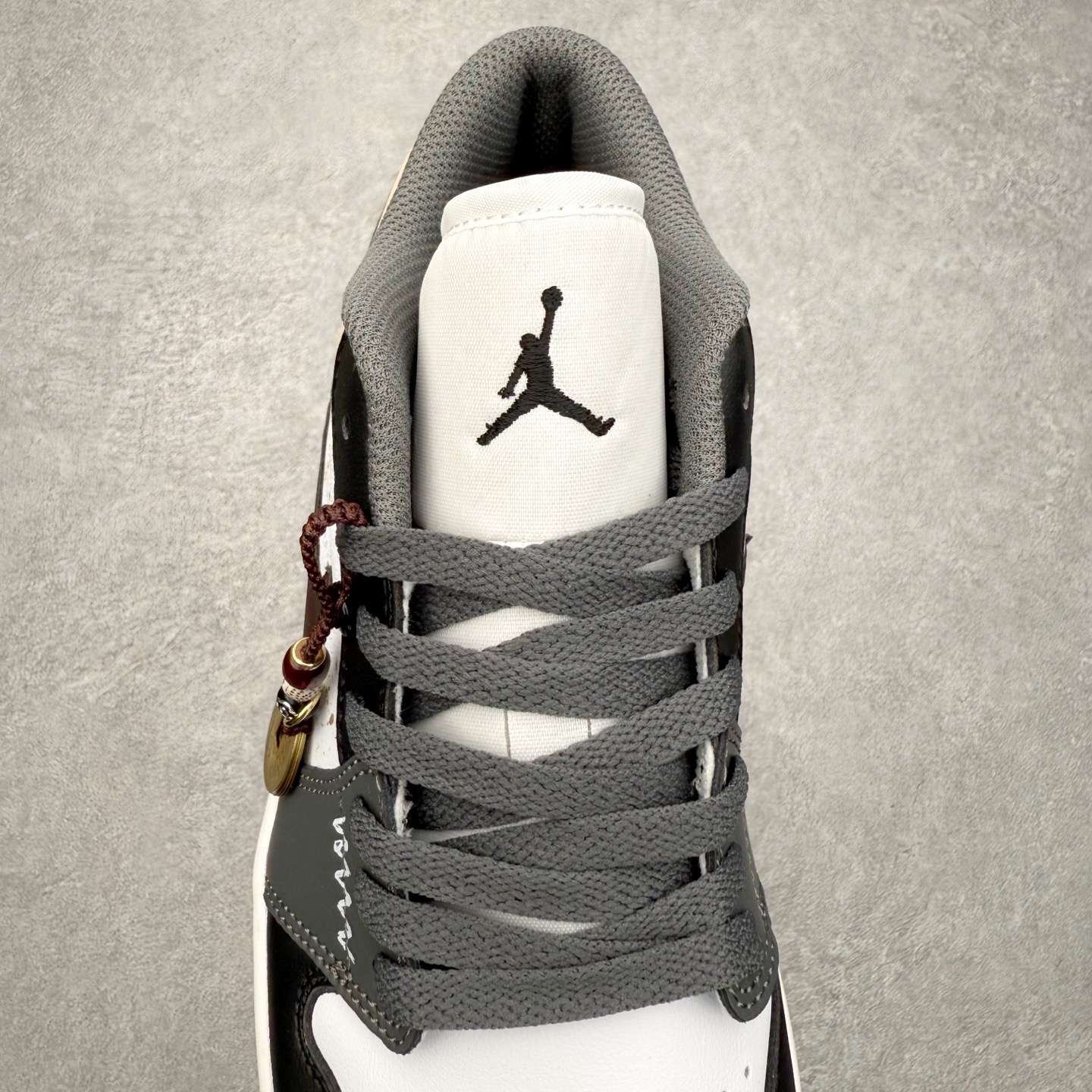 图片[5]-＃K版 Air Jordan AJ1 Low 低帮 553558-152 全新流水线出品 DT版本唯一平替选择 市场第二梯队最强版 全部原鞋开发 原楦原纸板开发 全鞋电脑针车 原厂内置全掌气垫 原盒内在原标 唯一Zp原版鞋带绑法 免检产品 全新2022版型 全头层皮料 完美零毛边处理 原厂配置全掌气垫 价格定位良心 几十个配色陆续出货 实拍调校N版已经零色差零失真 百分百还原实物色彩所见即所得 不存在货不对板色差等低级问题 选购参考实物拍摄 不混卖不参货 只用心做好货严格选品 承诺混一赔十 尺码：36 36.5 37.5 38 38.5 39 40 40.5 41 42 42.5 43 44 44.5 45-选品中心