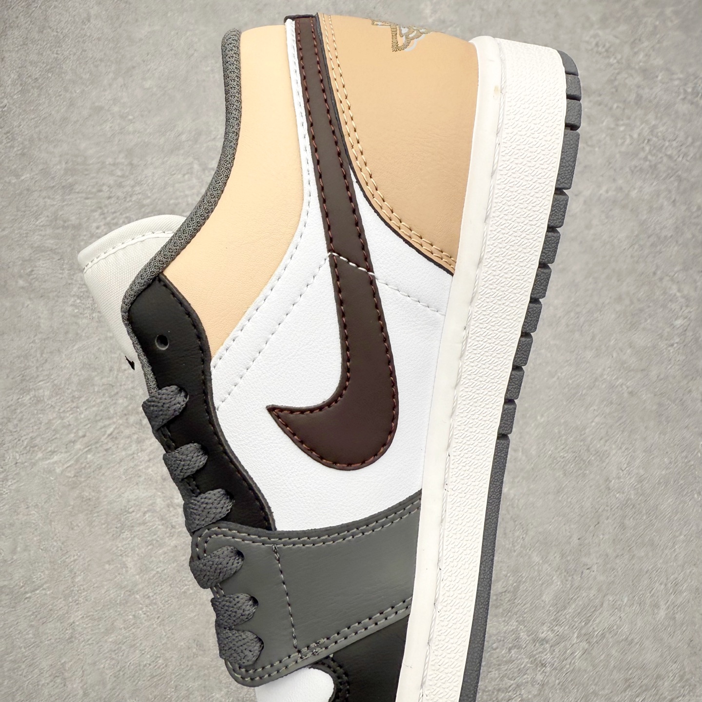 图片[7]-＃K版 Air Jordan AJ1 Low 低帮 553558-152 全新流水线出品 DT版本唯一平替选择 市场第二梯队最强版 全部原鞋开发 原楦原纸板开发 全鞋电脑针车 原厂内置全掌气垫 原盒内在原标 唯一Zp原版鞋带绑法 免检产品 全新2022版型 全头层皮料 完美零毛边处理 原厂配置全掌气垫 价格定位良心 几十个配色陆续出货 实拍调校N版已经零色差零失真 百分百还原实物色彩所见即所得 不存在货不对板色差等低级问题 选购参考实物拍摄 不混卖不参货 只用心做好货严格选品 承诺混一赔十 尺码：36 36.5 37.5 38 38.5 39 40 40.5 41 42 42.5 43 44 44.5 45-选品中心