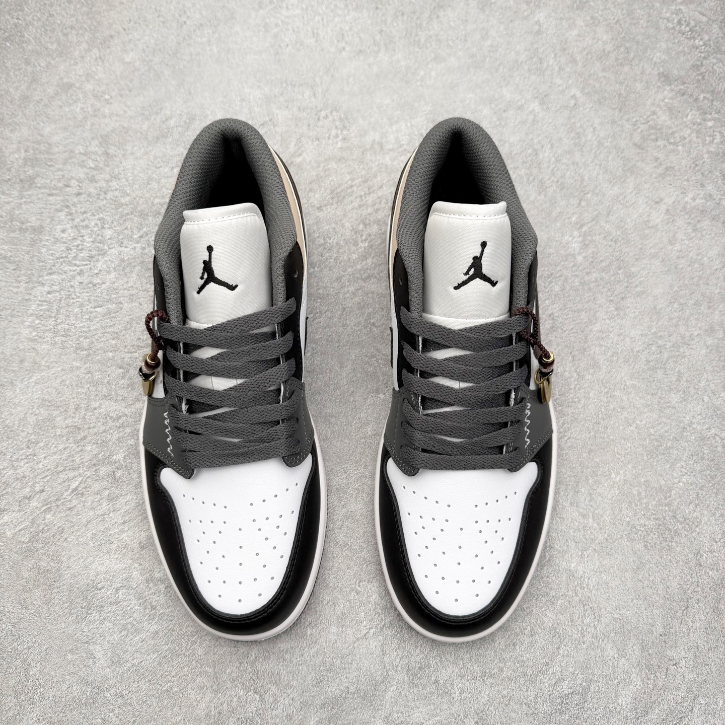 图片[2]-＃K版 Air Jordan AJ1 Low 低帮 553558-152 全新流水线出品 DT版本唯一平替选择 市场第二梯队最强版 全部原鞋开发 原楦原纸板开发 全鞋电脑针车 原厂内置全掌气垫 原盒内在原标 唯一Zp原版鞋带绑法 免检产品 全新2022版型 全头层皮料 完美零毛边处理 原厂配置全掌气垫 价格定位良心 几十个配色陆续出货 实拍调校N版已经零色差零失真 百分百还原实物色彩所见即所得 不存在货不对板色差等低级问题 选购参考实物拍摄 不混卖不参货 只用心做好货严格选品 承诺混一赔十 尺码：36 36.5 37.5 38 38.5 39 40 40.5 41 42 42.5 43 44 44.5 45-选品中心