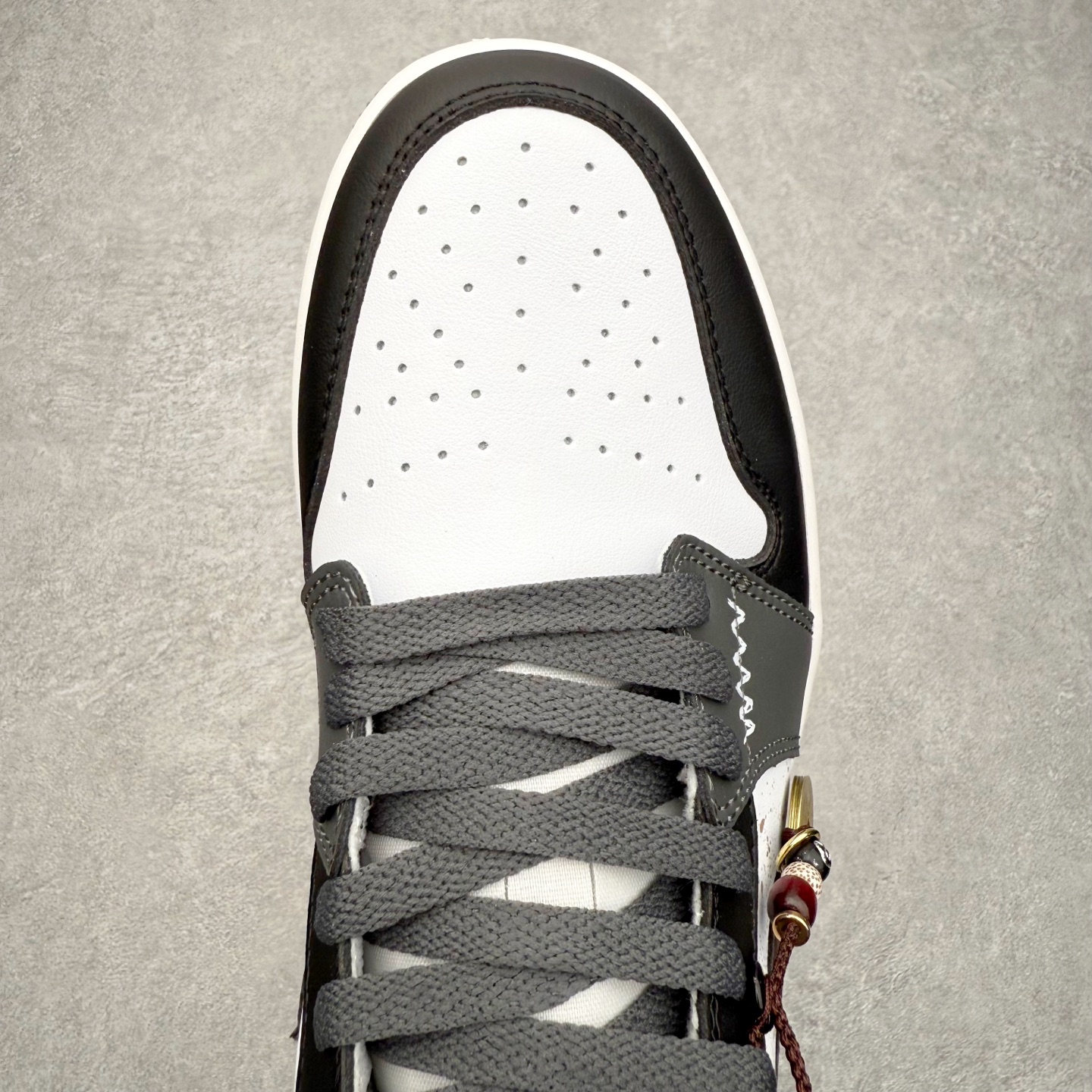 图片[4]-＃K版 Air Jordan AJ1 Low 低帮 553558-152 全新流水线出品 DT版本唯一平替选择 市场第二梯队最强版 全部原鞋开发 原楦原纸板开发 全鞋电脑针车 原厂内置全掌气垫 原盒内在原标 唯一Zp原版鞋带绑法 免检产品 全新2022版型 全头层皮料 完美零毛边处理 原厂配置全掌气垫 价格定位良心 几十个配色陆续出货 实拍调校N版已经零色差零失真 百分百还原实物色彩所见即所得 不存在货不对板色差等低级问题 选购参考实物拍摄 不混卖不参货 只用心做好货严格选品 承诺混一赔十 尺码：36 36.5 37.5 38 38.5 39 40 40.5 41 42 42.5 43 44 44.5 45-选品中心