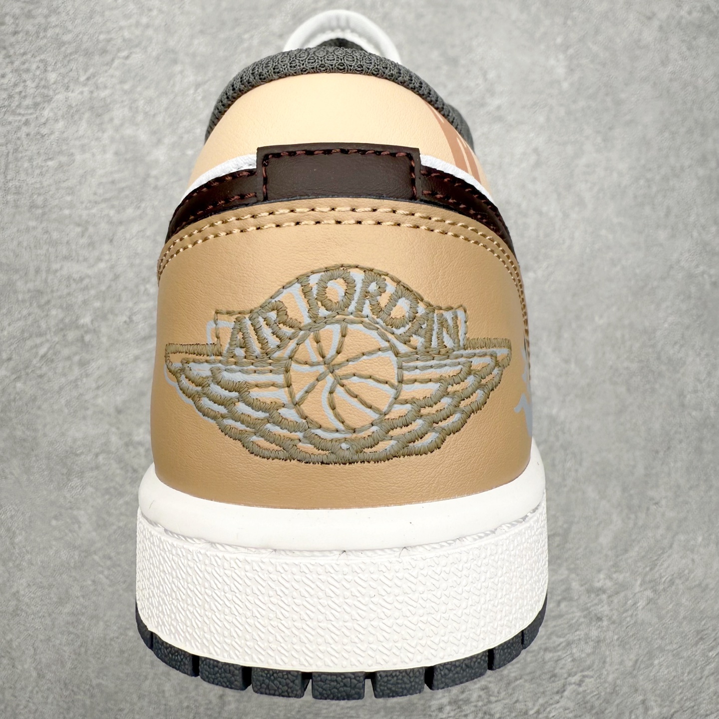 图片[8]-＃K版 Air Jordan AJ1 Low 低帮 553558-152 全新流水线出品 DT版本唯一平替选择 市场第二梯队最强版 全部原鞋开发 原楦原纸板开发 全鞋电脑针车 原厂内置全掌气垫 原盒内在原标 唯一Zp原版鞋带绑法 免检产品 全新2022版型 全头层皮料 完美零毛边处理 原厂配置全掌气垫 价格定位良心 几十个配色陆续出货 实拍调校N版已经零色差零失真 百分百还原实物色彩所见即所得 不存在货不对板色差等低级问题 选购参考实物拍摄 不混卖不参货 只用心做好货严格选品 承诺混一赔十 尺码：36 36.5 37.5 38 38.5 39 40 40.5 41 42 42.5 43 44 44.5 45-选品中心