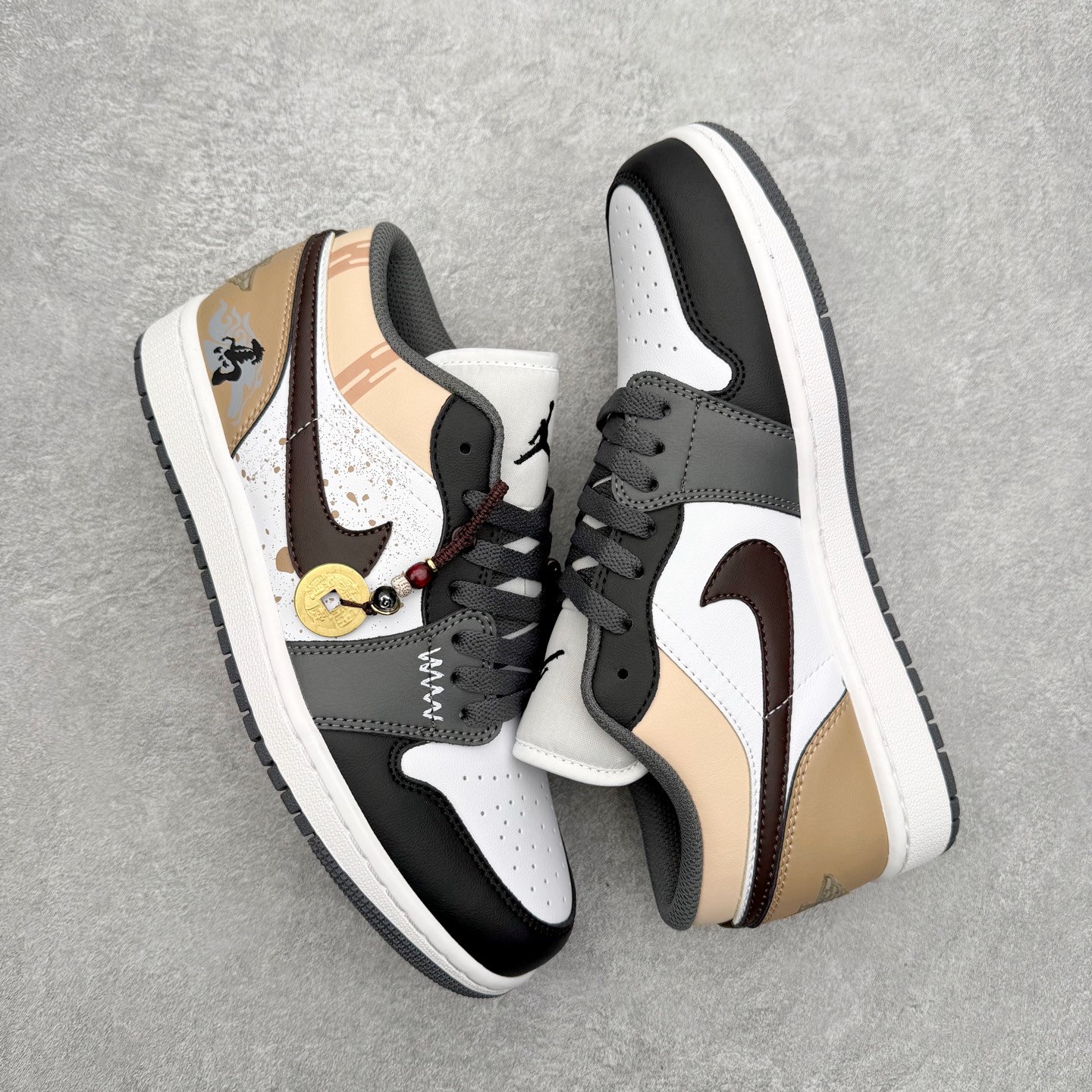 图片[3]-＃K版 Air Jordan AJ1 Low 低帮 553558-152 全新流水线出品 DT版本唯一平替选择 市场第二梯队最强版 全部原鞋开发 原楦原纸板开发 全鞋电脑针车 原厂内置全掌气垫 原盒内在原标 唯一Zp原版鞋带绑法 免检产品 全新2022版型 全头层皮料 完美零毛边处理 原厂配置全掌气垫 价格定位良心 几十个配色陆续出货 实拍调校N版已经零色差零失真 百分百还原实物色彩所见即所得 不存在货不对板色差等低级问题 选购参考实物拍摄 不混卖不参货 只用心做好货严格选品 承诺混一赔十 尺码：36 36.5 37.5 38 38.5 39 40 40.5 41 42 42.5 43 44 44.5 45-选品中心