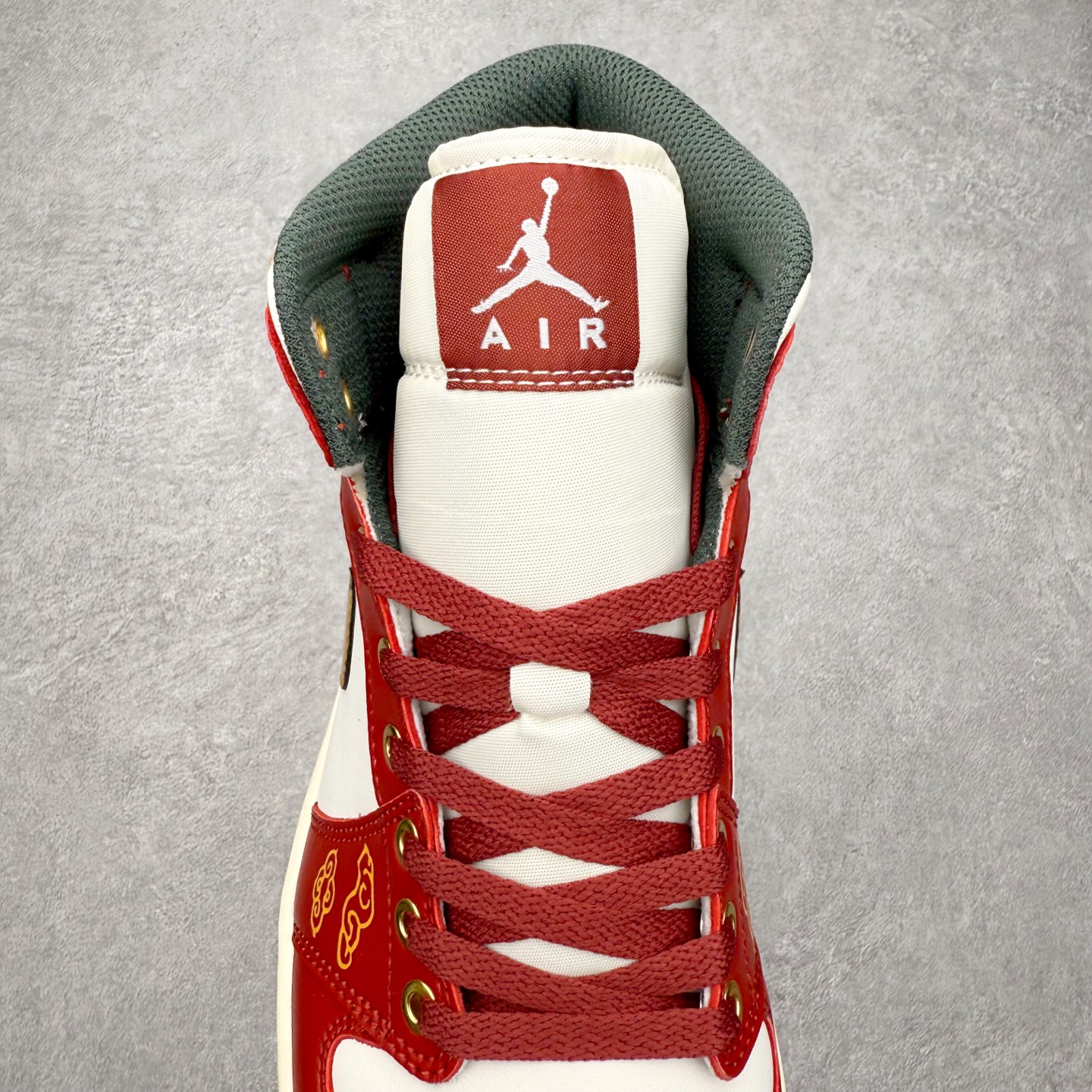 图片[5]-＃K版 Air Jordan AJ1 Mid 中帮 DQ8426-105 原厂内置全掌气垫 A模大底 头层小牛皮 鞋舌AJ原厂专用牛津布+AJ专用反口珍珠布+原厂无杂质高弹内里海棉 特殊封边弹力鞋带 全网唯一头层牛皮 原鞋开模 拒绝公底 购置公司同步原材料 原汁原味 忠于原版‼️尺码：36 36.5 37.5 38 38.5 39 40 40.5 41 42 42.5 43 44 44.5 45 46 47.5-选品中心