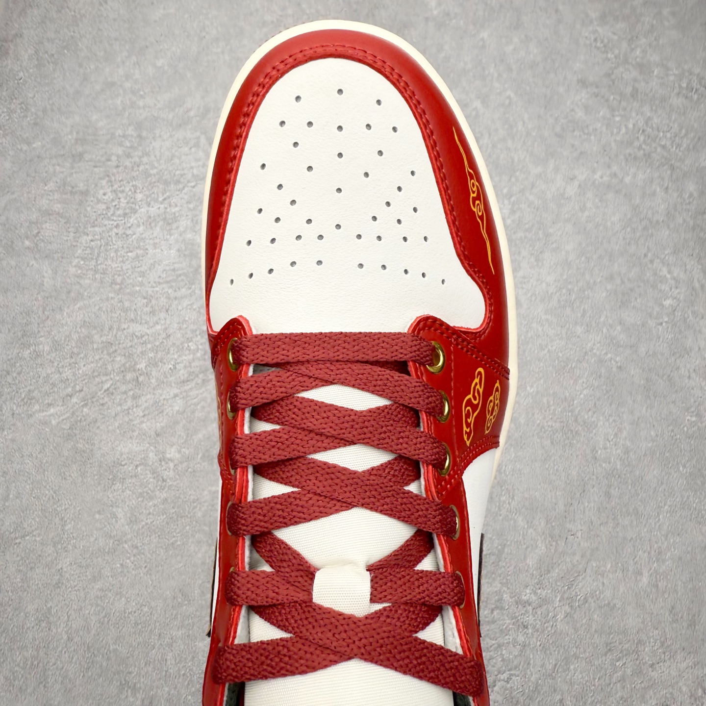 图片[4]-＃K版 Air Jordan AJ1 Mid 中帮 DQ8426-105 原厂内置全掌气垫 A模大底 头层小牛皮 鞋舌AJ原厂专用牛津布+AJ专用反口珍珠布+原厂无杂质高弹内里海棉 特殊封边弹力鞋带 全网唯一头层牛皮 原鞋开模 拒绝公底 购置公司同步原材料 原汁原味 忠于原版‼️尺码：36 36.5 37.5 38 38.5 39 40 40.5 41 42 42.5 43 44 44.5 45 46 47.5-选品中心