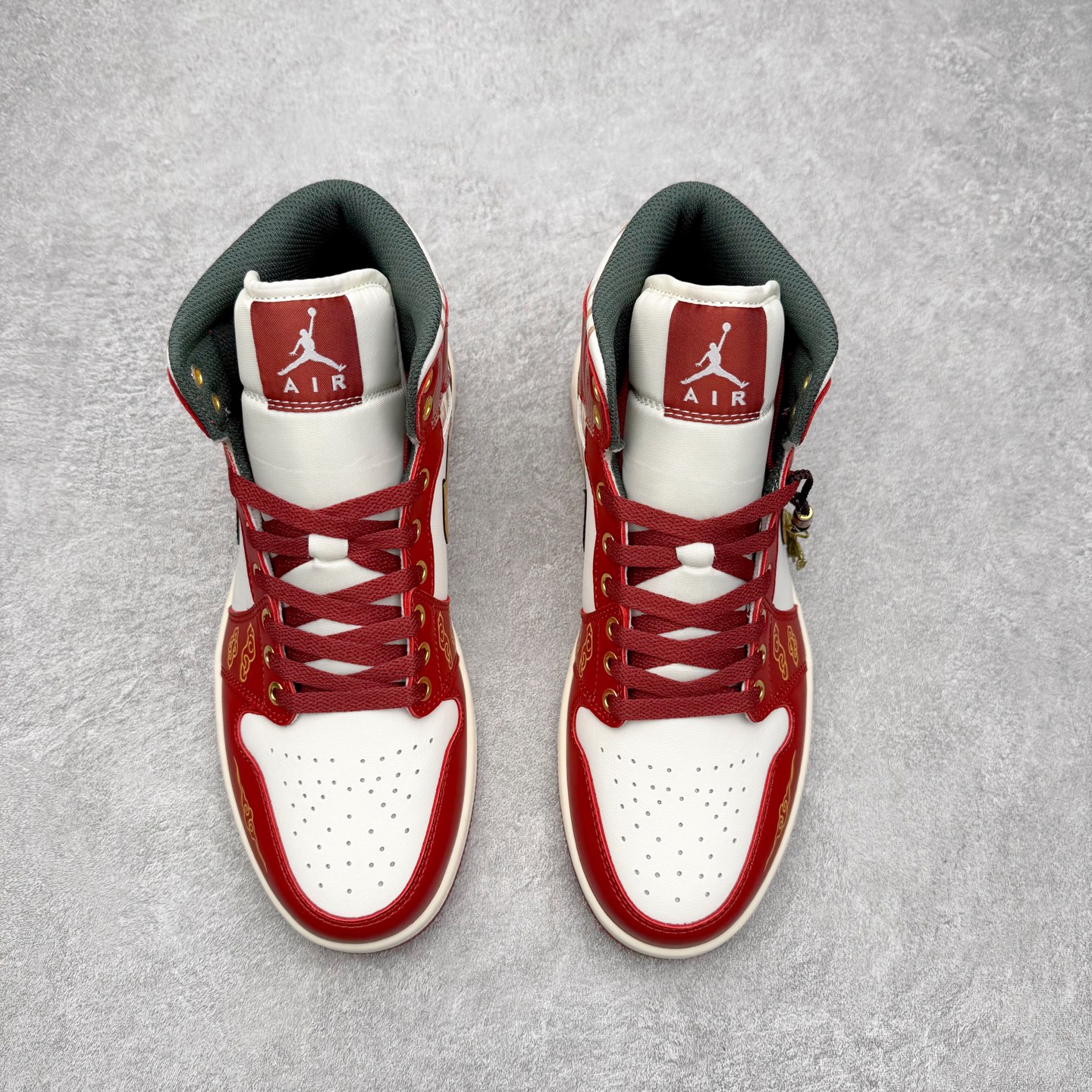 图片[2]-＃K版 Air Jordan AJ1 Mid 中帮 DQ8426-105 原厂内置全掌气垫 A模大底 头层小牛皮 鞋舌AJ原厂专用牛津布+AJ专用反口珍珠布+原厂无杂质高弹内里海棉 特殊封边弹力鞋带 全网唯一头层牛皮 原鞋开模 拒绝公底 购置公司同步原材料 原汁原味 忠于原版‼️尺码：36 36.5 37.5 38 38.5 39 40 40.5 41 42 42.5 43 44 44.5 45 46 47.5-选品中心