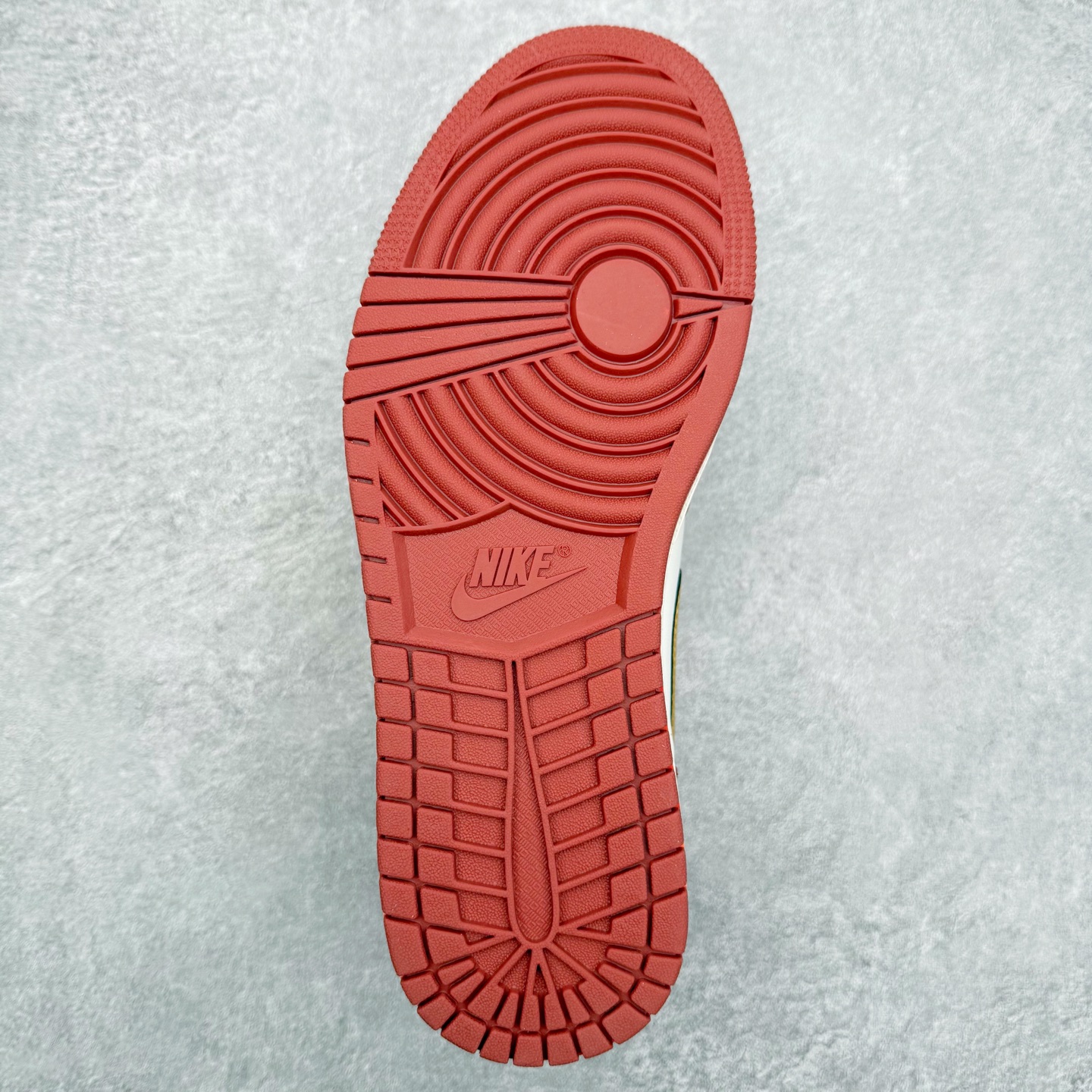 图片[9]-＃K版 Air Jordan AJ1 Mid 中帮 DQ8426-105 原厂内置全掌气垫 A模大底 头层小牛皮 鞋舌AJ原厂专用牛津布+AJ专用反口珍珠布+原厂无杂质高弹内里海棉 特殊封边弹力鞋带 全网唯一头层牛皮 原鞋开模 拒绝公底 购置公司同步原材料 原汁原味 忠于原版‼️尺码：36 36.5 37.5 38 38.5 39 40 40.5 41 42 42.5 43 44 44.5 45 46 47.5-选品中心