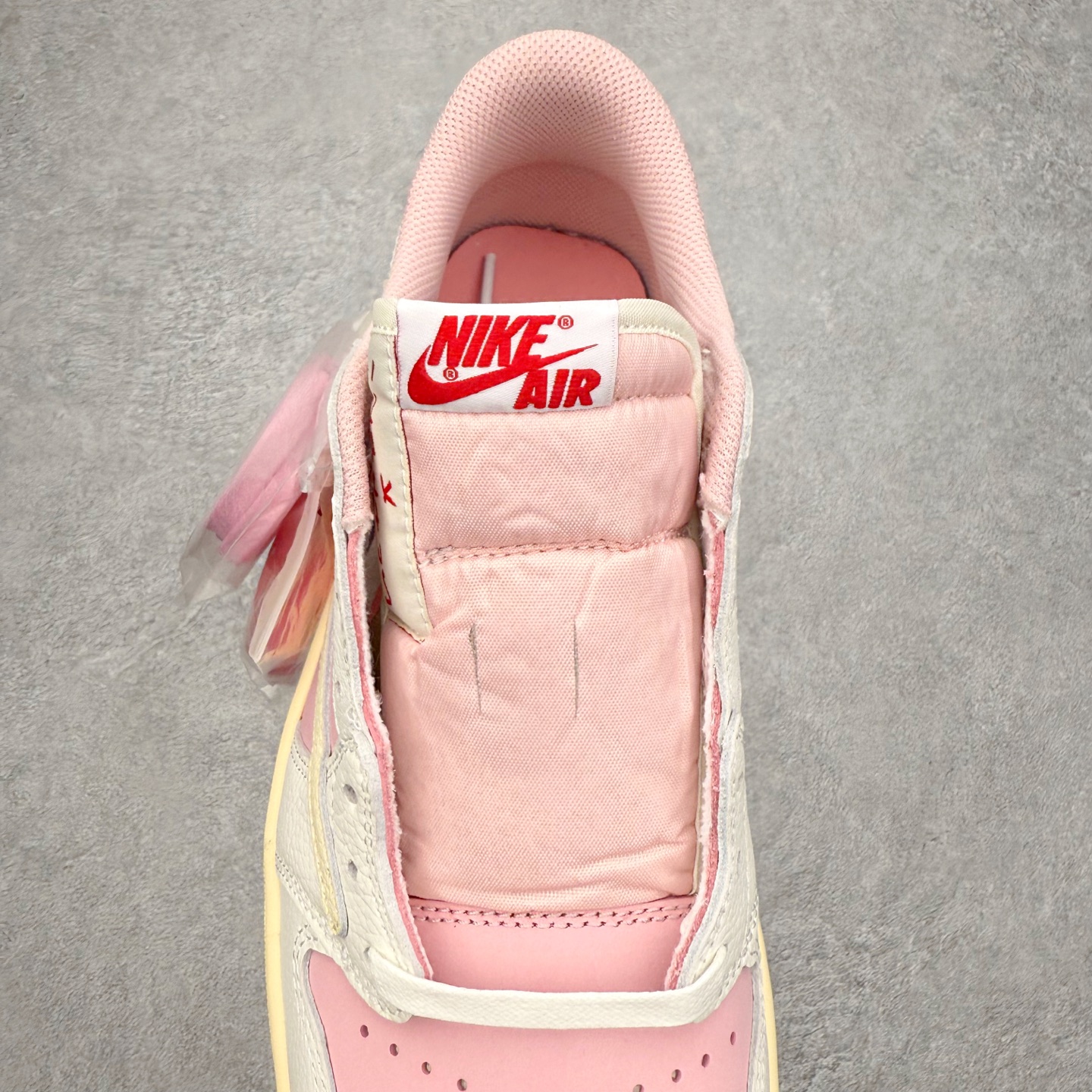 图片[5]-＃KZ神版莞产 Travis Scott x Air Jordan AJ1 Low OG SP TS联名倒钩低帮 米白粉 DM7866-600 全系列配色 外贸特供批次 新配色不断更新开发 市场中端王者 全套原纸板楦头开发 确保原汁原味 完美呈现一代版型 一比一鞋头弧度高度鞋身弧度 此版本只针对中端市场 细节品控鞋型随意秒杀市面同价位 鞋型完美 不臃肿别扭 头层皮料加持 用料绝不含糊 进口玻璃冲刀皮料裁剪零毛边 电脑针车工艺 超高鞋面清洁度 最高QC检验标准 控制溢胶瑕疵 原盒原配 飞翼3D高频深度立体 工艺方面大到整体鞋型 漏斗收腰 底线拉帮 LOGO立体程度 小到针眼排布 载片对称 冲孔效果 鞋标规范 鞋垫背胶等等 无一不是口碑收割 每双都是一个回头客 尺码：36 36.5 37.5 38 38.5 39 40 40.5 41 42 42.5 43 44 44.5 45 46 47.5-选品中心