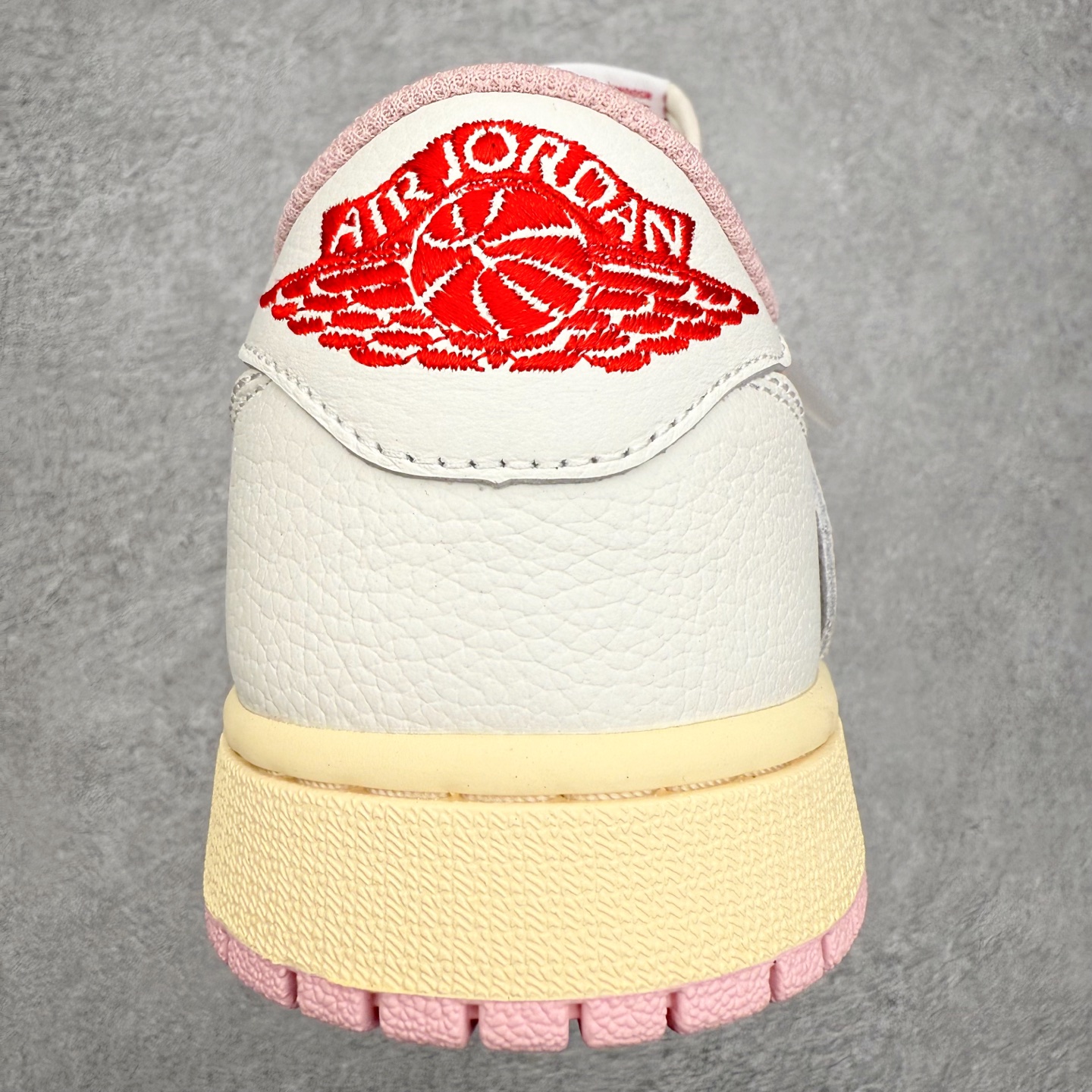 图片[8]-＃KZ神版莞产 Travis Scott x Air Jordan AJ1 Low OG SP TS联名倒钩低帮 米白粉 DM7866-600 全系列配色 外贸特供批次 新配色不断更新开发 市场中端王者 全套原纸板楦头开发 确保原汁原味 完美呈现一代版型 一比一鞋头弧度高度鞋身弧度 此版本只针对中端市场 细节品控鞋型随意秒杀市面同价位 鞋型完美 不臃肿别扭 头层皮料加持 用料绝不含糊 进口玻璃冲刀皮料裁剪零毛边 电脑针车工艺 超高鞋面清洁度 最高QC检验标准 控制溢胶瑕疵 原盒原配 飞翼3D高频深度立体 工艺方面大到整体鞋型 漏斗收腰 底线拉帮 LOGO立体程度 小到针眼排布 载片对称 冲孔效果 鞋标规范 鞋垫背胶等等 无一不是口碑收割 每双都是一个回头客 尺码：36 36.5 37.5 38 38.5 39 40 40.5 41 42 42.5 43 44 44.5 45 46 47.5-选品中心