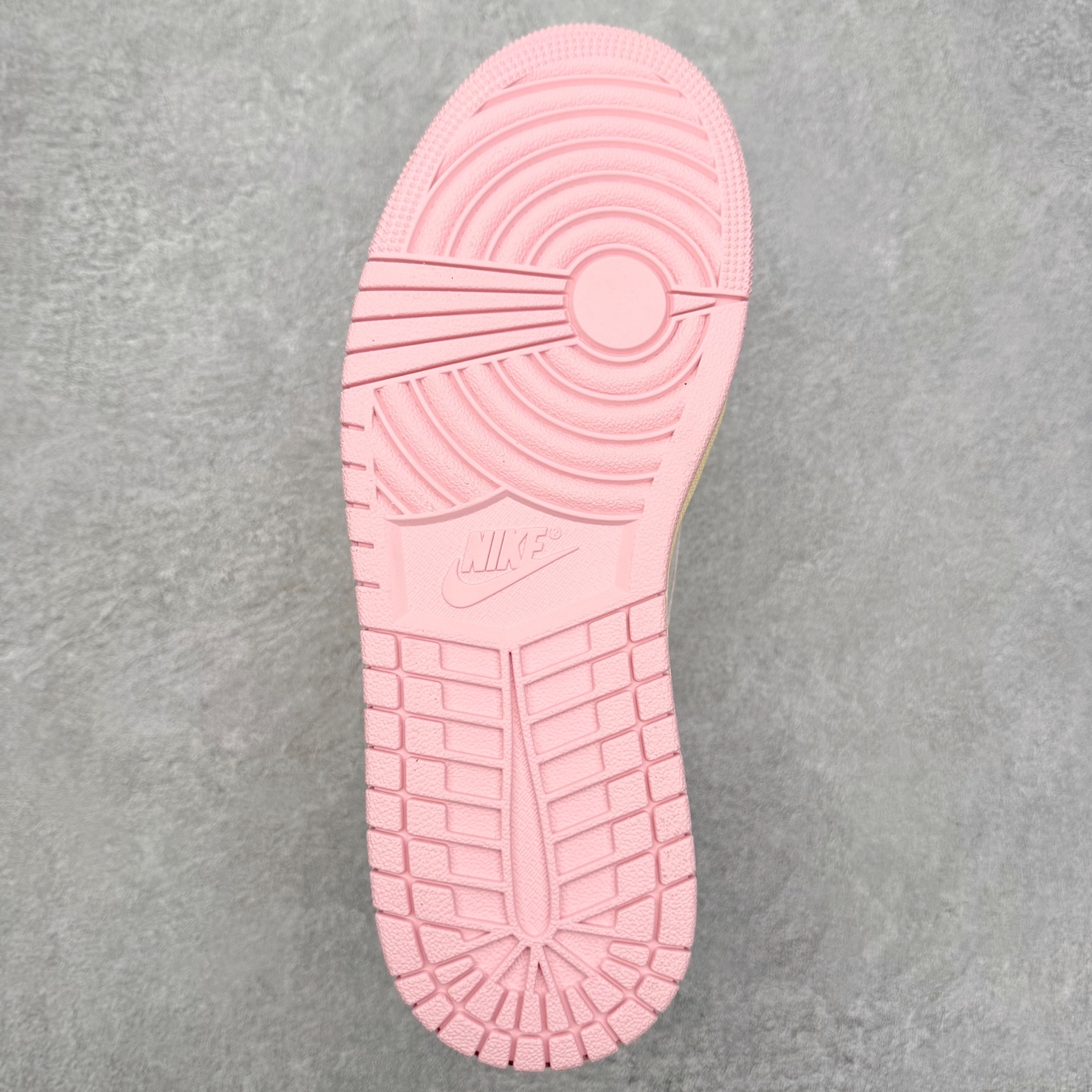 图片[9]-＃KZ神版莞产 Travis Scott x Air Jordan AJ1 Low OG SP TS联名倒钩低帮 米白粉 DM7866-600 全系列配色 外贸特供批次 新配色不断更新开发 市场中端王者 全套原纸板楦头开发 确保原汁原味 完美呈现一代版型 一比一鞋头弧度高度鞋身弧度 此版本只针对中端市场 细节品控鞋型随意秒杀市面同价位 鞋型完美 不臃肿别扭 头层皮料加持 用料绝不含糊 进口玻璃冲刀皮料裁剪零毛边 电脑针车工艺 超高鞋面清洁度 最高QC检验标准 控制溢胶瑕疵 原盒原配 飞翼3D高频深度立体 工艺方面大到整体鞋型 漏斗收腰 底线拉帮 LOGO立体程度 小到针眼排布 载片对称 冲孔效果 鞋标规范 鞋垫背胶等等 无一不是口碑收割 每双都是一个回头客 尺码：36 36.5 37.5 38 38.5 39 40 40.5 41 42 42.5 43 44 44.5 45 46 47.5-选品中心