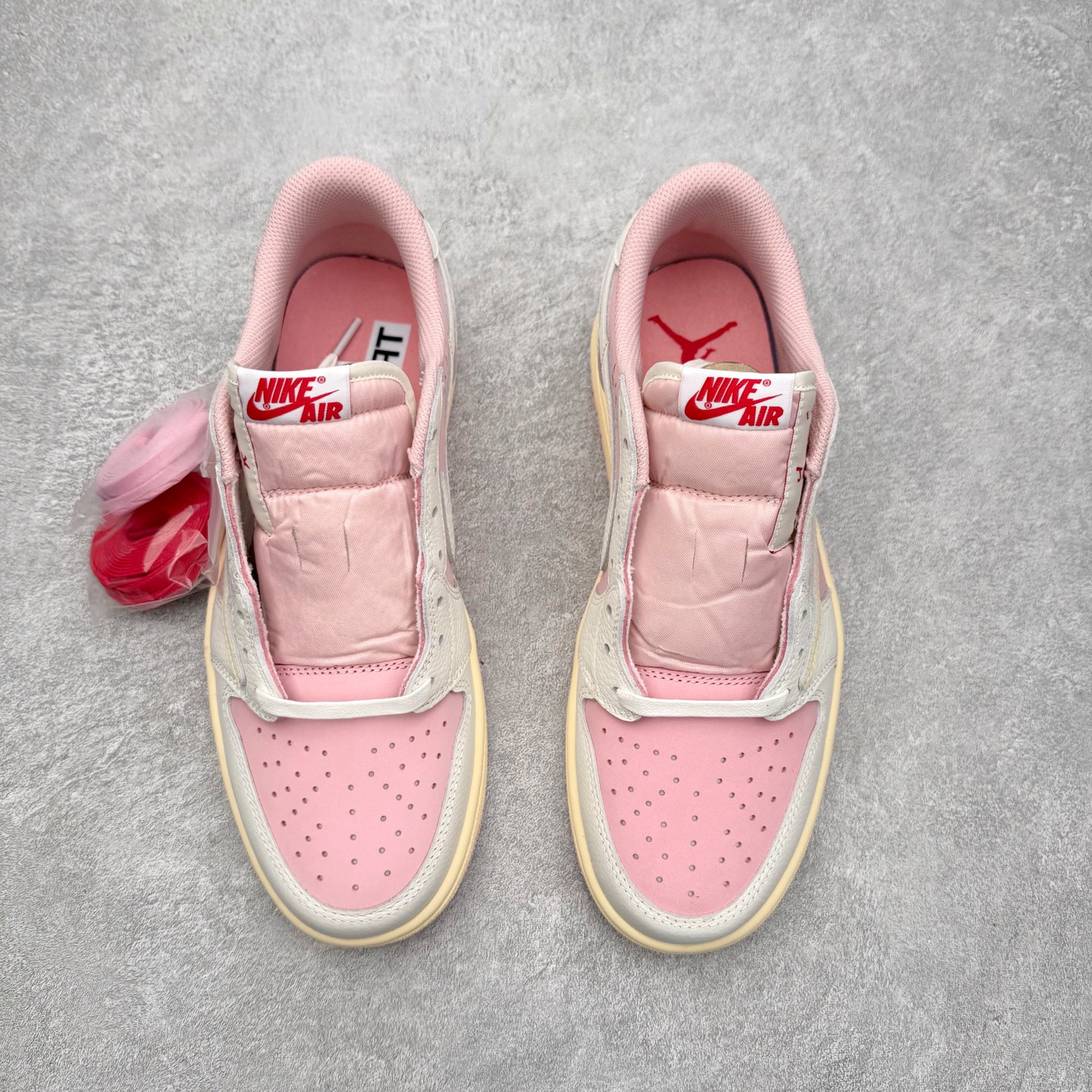 图片[2]-＃KZ神版莞产 Travis Scott x Air Jordan AJ1 Low OG SP TS联名倒钩低帮 米白粉 DM7866-600 全系列配色 外贸特供批次 新配色不断更新开发 市场中端王者 全套原纸板楦头开发 确保原汁原味 完美呈现一代版型 一比一鞋头弧度高度鞋身弧度 此版本只针对中端市场 细节品控鞋型随意秒杀市面同价位 鞋型完美 不臃肿别扭 头层皮料加持 用料绝不含糊 进口玻璃冲刀皮料裁剪零毛边 电脑针车工艺 超高鞋面清洁度 最高QC检验标准 控制溢胶瑕疵 原盒原配 飞翼3D高频深度立体 工艺方面大到整体鞋型 漏斗收腰 底线拉帮 LOGO立体程度 小到针眼排布 载片对称 冲孔效果 鞋标规范 鞋垫背胶等等 无一不是口碑收割 每双都是一个回头客 尺码：36 36.5 37.5 38 38.5 39 40 40.5 41 42 42.5 43 44 44.5 45 46 47.5-选品中心