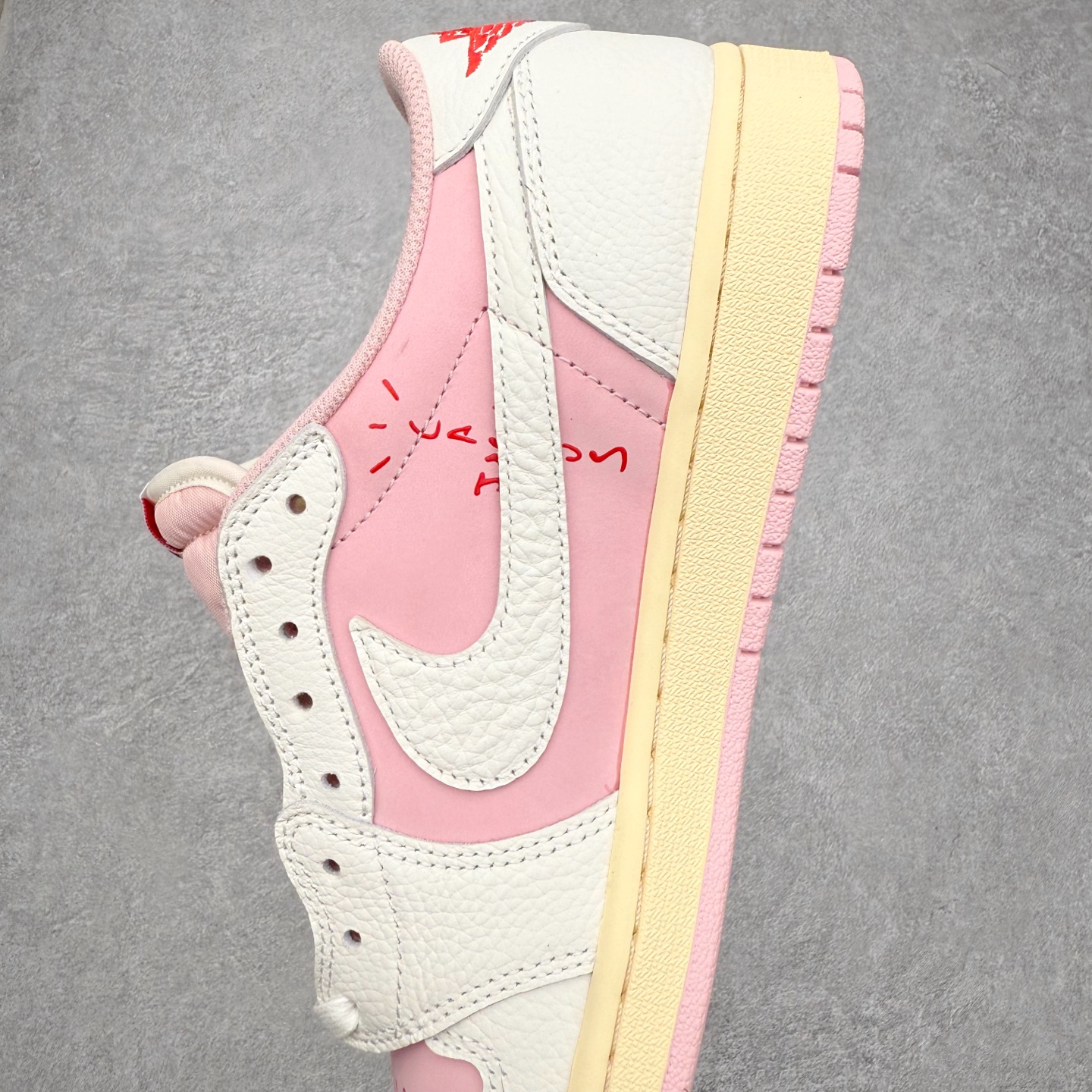 图片[7]-＃KZ神版莞产 Travis Scott x Air Jordan AJ1 Low OG SP TS联名倒钩低帮 米白粉 DM7866-600 全系列配色 外贸特供批次 新配色不断更新开发 市场中端王者 全套原纸板楦头开发 确保原汁原味 完美呈现一代版型 一比一鞋头弧度高度鞋身弧度 此版本只针对中端市场 细节品控鞋型随意秒杀市面同价位 鞋型完美 不臃肿别扭 头层皮料加持 用料绝不含糊 进口玻璃冲刀皮料裁剪零毛边 电脑针车工艺 超高鞋面清洁度 最高QC检验标准 控制溢胶瑕疵 原盒原配 飞翼3D高频深度立体 工艺方面大到整体鞋型 漏斗收腰 底线拉帮 LOGO立体程度 小到针眼排布 载片对称 冲孔效果 鞋标规范 鞋垫背胶等等 无一不是口碑收割 每双都是一个回头客 尺码：36 36.5 37.5 38 38.5 39 40 40.5 41 42 42.5 43 44 44.5 45 46 47.5-选品中心