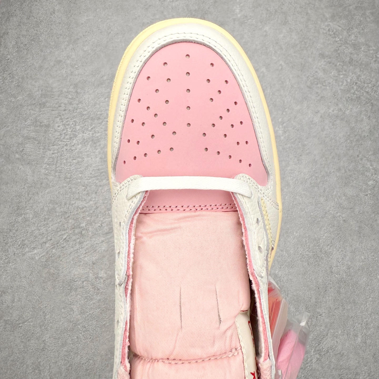 图片[4]-＃KZ神版莞产 Travis Scott x Air Jordan AJ1 Low OG SP TS联名倒钩低帮 米白粉 DM7866-600 全系列配色 外贸特供批次 新配色不断更新开发 市场中端王者 全套原纸板楦头开发 确保原汁原味 完美呈现一代版型 一比一鞋头弧度高度鞋身弧度 此版本只针对中端市场 细节品控鞋型随意秒杀市面同价位 鞋型完美 不臃肿别扭 头层皮料加持 用料绝不含糊 进口玻璃冲刀皮料裁剪零毛边 电脑针车工艺 超高鞋面清洁度 最高QC检验标准 控制溢胶瑕疵 原盒原配 飞翼3D高频深度立体 工艺方面大到整体鞋型 漏斗收腰 底线拉帮 LOGO立体程度 小到针眼排布 载片对称 冲孔效果 鞋标规范 鞋垫背胶等等 无一不是口碑收割 每双都是一个回头客 尺码：36 36.5 37.5 38 38.5 39 40 40.5 41 42 42.5 43 44 44.5 45 46 47.5-选品中心