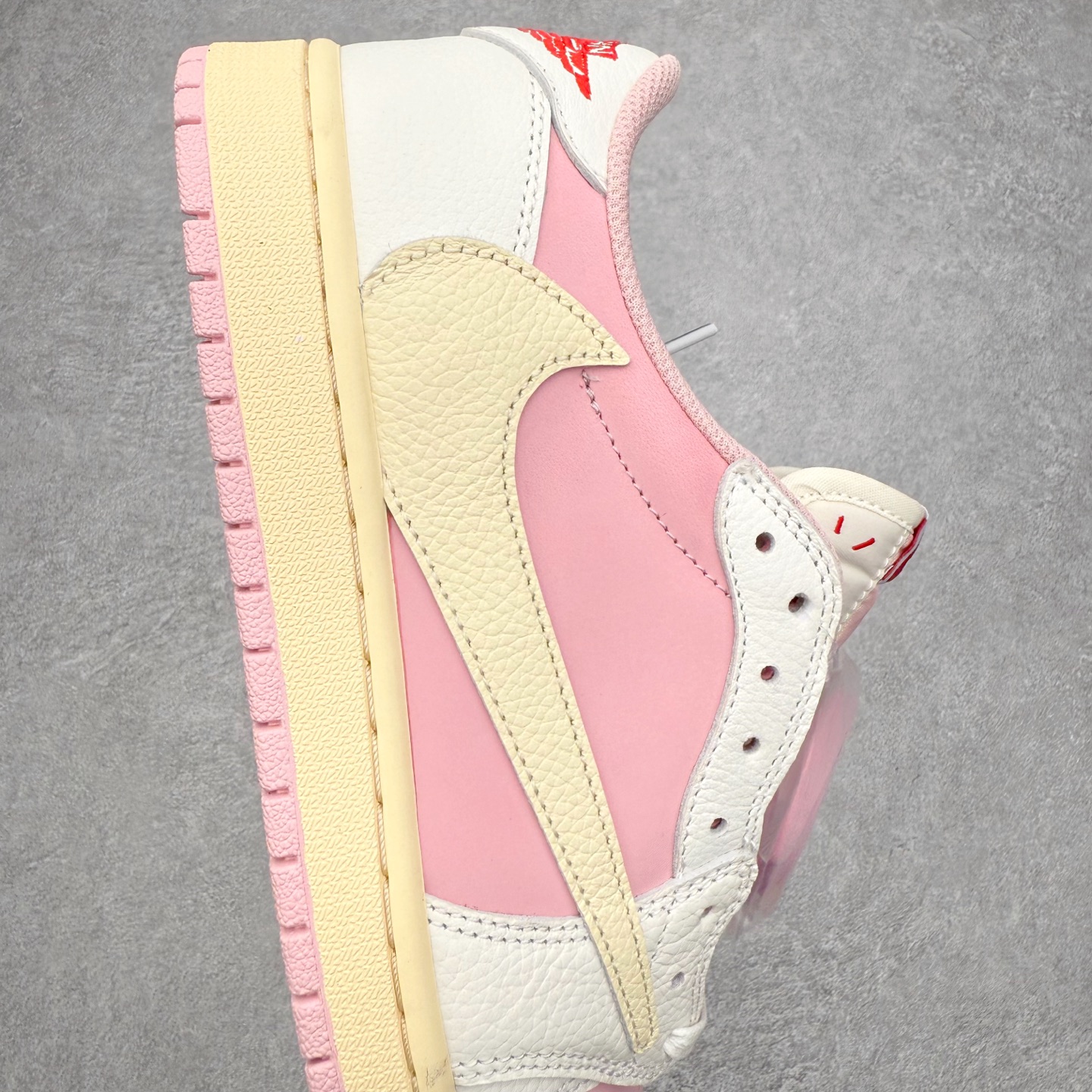 图片[6]-＃KZ神版莞产 Travis Scott x Air Jordan AJ1 Low OG SP TS联名倒钩低帮 米白粉 DM7866-600 全系列配色 外贸特供批次 新配色不断更新开发 市场中端王者 全套原纸板楦头开发 确保原汁原味 完美呈现一代版型 一比一鞋头弧度高度鞋身弧度 此版本只针对中端市场 细节品控鞋型随意秒杀市面同价位 鞋型完美 不臃肿别扭 头层皮料加持 用料绝不含糊 进口玻璃冲刀皮料裁剪零毛边 电脑针车工艺 超高鞋面清洁度 最高QC检验标准 控制溢胶瑕疵 原盒原配 飞翼3D高频深度立体 工艺方面大到整体鞋型 漏斗收腰 底线拉帮 LOGO立体程度 小到针眼排布 载片对称 冲孔效果 鞋标规范 鞋垫背胶等等 无一不是口碑收割 每双都是一个回头客 尺码：36 36.5 37.5 38 38.5 39 40 40.5 41 42 42.5 43 44 44.5 45 46 47.5-选品中心