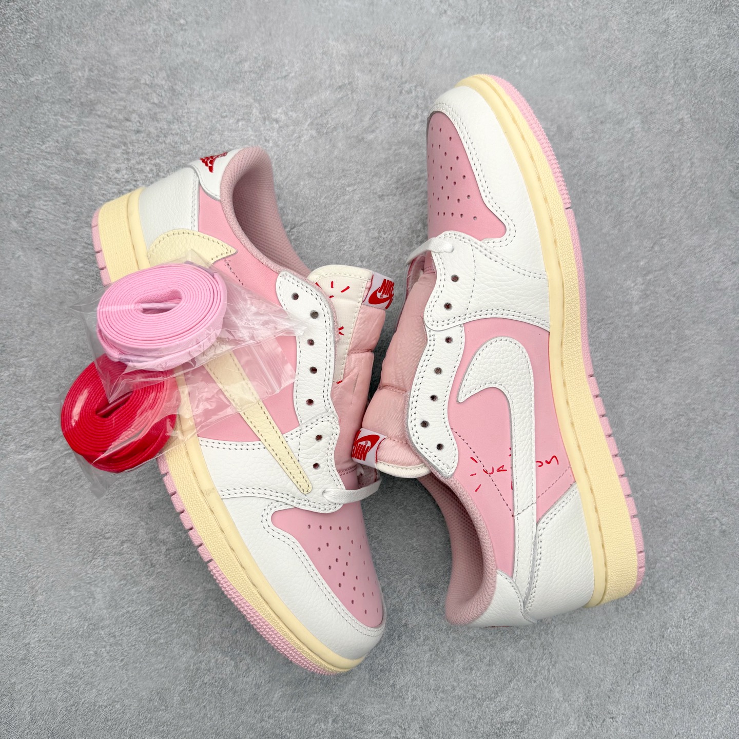 图片[3]-＃KZ神版莞产 Travis Scott x Air Jordan AJ1 Low OG SP TS联名倒钩低帮 米白粉 DM7866-600 全系列配色 外贸特供批次 新配色不断更新开发 市场中端王者 全套原纸板楦头开发 确保原汁原味 完美呈现一代版型 一比一鞋头弧度高度鞋身弧度 此版本只针对中端市场 细节品控鞋型随意秒杀市面同价位 鞋型完美 不臃肿别扭 头层皮料加持 用料绝不含糊 进口玻璃冲刀皮料裁剪零毛边 电脑针车工艺 超高鞋面清洁度 最高QC检验标准 控制溢胶瑕疵 原盒原配 飞翼3D高频深度立体 工艺方面大到整体鞋型 漏斗收腰 底线拉帮 LOGO立体程度 小到针眼排布 载片对称 冲孔效果 鞋标规范 鞋垫背胶等等 无一不是口碑收割 每双都是一个回头客 尺码：36 36.5 37.5 38 38.5 39 40 40.5 41 42 42.5 43 44 44.5 45 46 47.5-选品中心