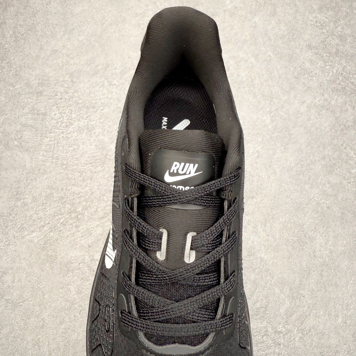 图片[5]-NK Zoom Pegasus Premium 飞马全掌气垫跑步运动鞋 气垫的究极进化 NIKE 2025S 新王炸 • 在特有Air科技加持下，耐克带来全新Pegasus Premium。这款跑鞋在传承耐克飞马（Pegasus）系列标志性的缓震功能的同时，将首次搭载耐克的塑型可视化Air Zoom气垫单元。• 塑型Air Zoom气垫单元贴合脚部的自然轮廓，帮助跑者在从后跟到脚趾的过渡中能够有效传递力量，带来一种前所未有的轻盈、顺畅回馈体验。中底采用ZoomX泡绵，后跟则使用ReactX泡绵，为跑者提供稳定流畅的推进感。• 塑型可视化Air Zoom气垫单元和精心配置的泡绵组合，让Pegasus Premium成为耐克飞马系列中颇具能量回馈的鞋款。• 全新Pegasus Premium不仅展示了耐克势头强劲的创新周期，证明了其特有的Air科技的强大实力，更体现了耐克倾听和服务运动员的能力。尺码：36 36.5 37.5 38 38.5 39 40 40.5 41 42 42.5 43 44 44.5 45-选品中心