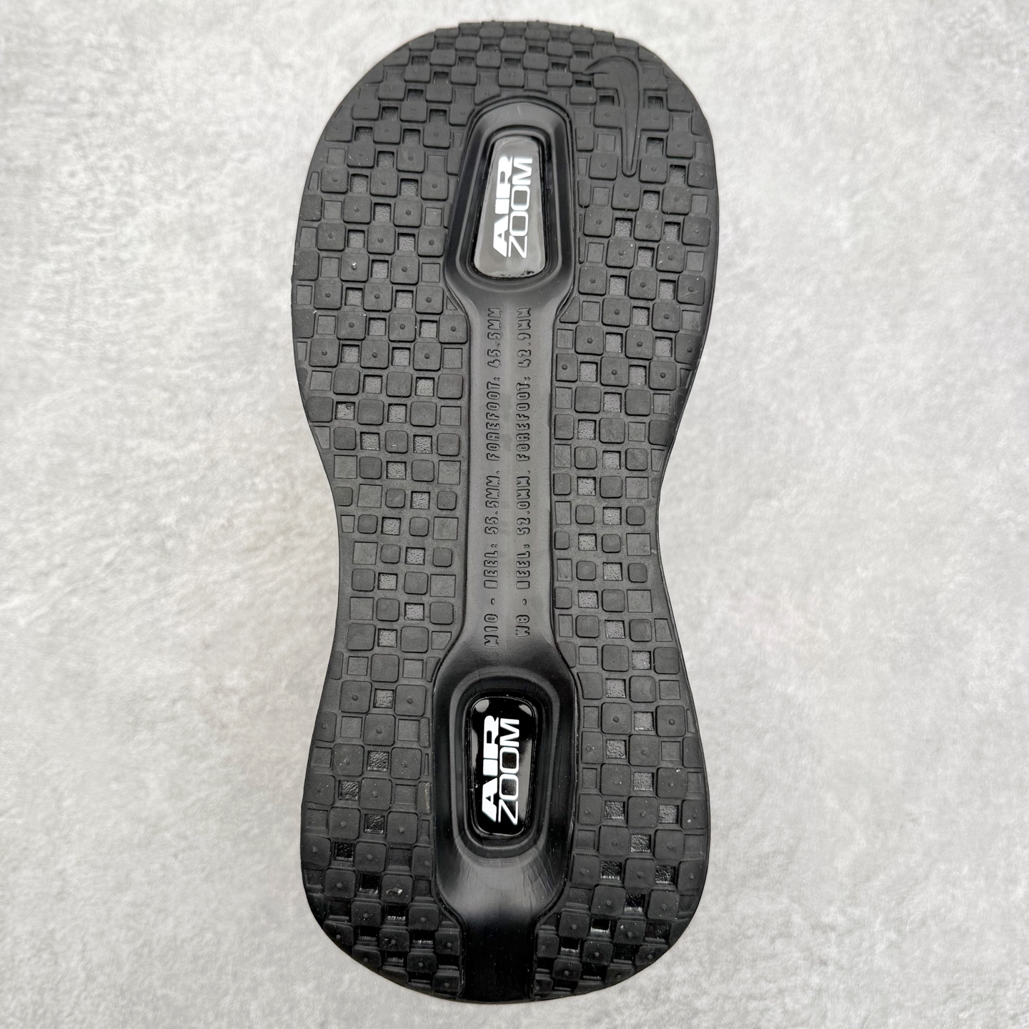 图片[9]-NK Zoom Pegasus Premium 飞马全掌气垫跑步运动鞋 气垫的究极进化 NIKE 2025S 新王炸 • 在特有Air科技加持下，耐克带来全新Pegasus Premium。这款跑鞋在传承耐克飞马（Pegasus）系列标志性的缓震功能的同时，将首次搭载耐克的塑型可视化Air Zoom气垫单元。• 塑型Air Zoom气垫单元贴合脚部的自然轮廓，帮助跑者在从后跟到脚趾的过渡中能够有效传递力量，带来一种前所未有的轻盈、顺畅回馈体验。中底采用ZoomX泡绵，后跟则使用ReactX泡绵，为跑者提供稳定流畅的推进感。• 塑型可视化Air Zoom气垫单元和精心配置的泡绵组合，让Pegasus Premium成为耐克飞马系列中颇具能量回馈的鞋款。• 全新Pegasus Premium不仅展示了耐克势头强劲的创新周期，证明了其特有的Air科技的强大实力，更体现了耐克倾听和服务运动员的能力。尺码：36 36.5 37.5 38 38.5 39 40 40.5 41 42 42.5 43 44 44.5 45-选品中心