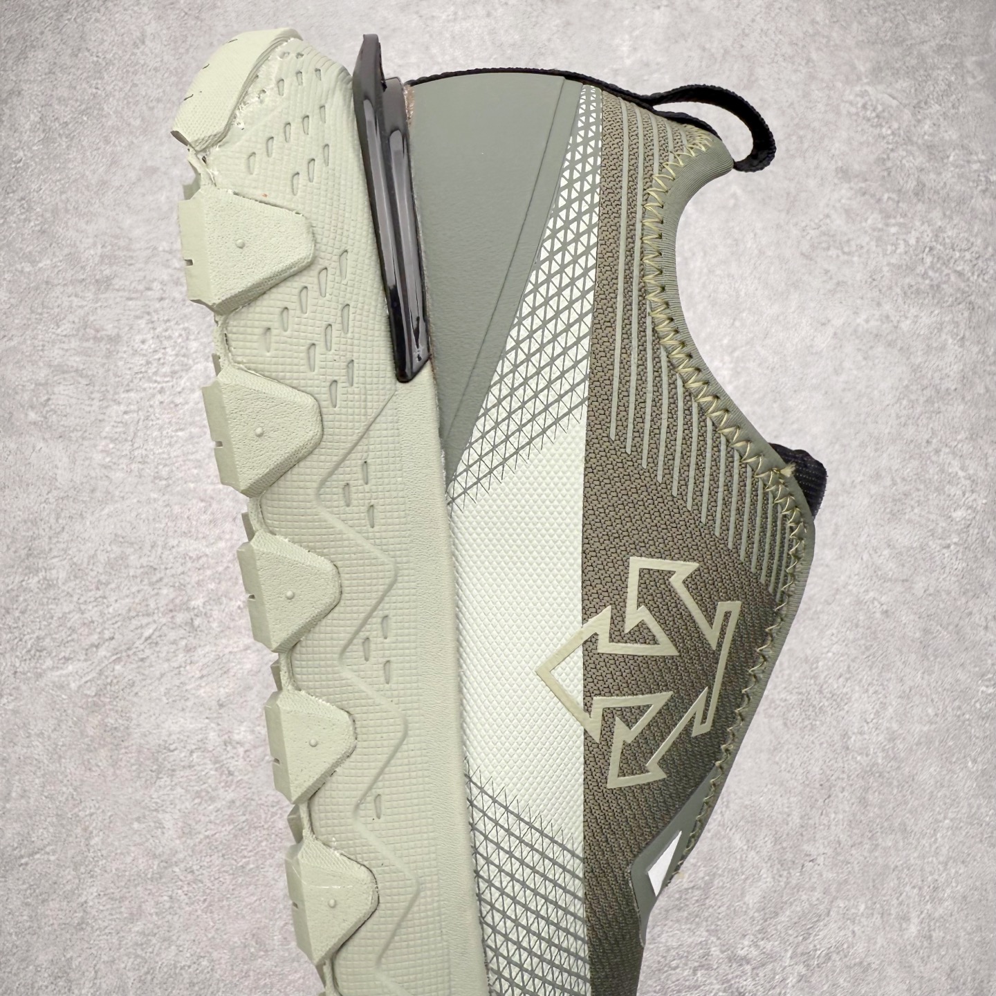 图片[6]-＃福利特价 DESCENTE SKI STYLE SNOW RIDE 迪桑特舒适防滑耐磨低帮生活休闲鞋 DESCENTE（迪桑特）创立于1935年，品牌名取自法语词汇，意为“滑降”。品牌箭头标识代表滑雪的三种技术“高速直线滑行”、“穿越”和“侧滑”，也寓意品牌在打造高端专业运动产品中不断追求完美的创新精神，致力于成为中国高端专业滑雪、综训、女子、铁人三项、高尔夫的第一品牌。尺码：36 36.5 37.5 38 38.5 39 40 40.5 41 42 42.5 43 44 44.5 45-选品中心