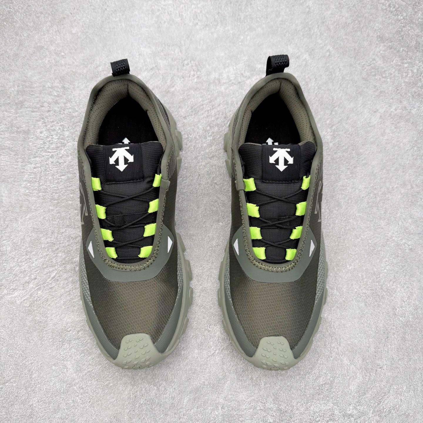 图片[2]-＃福利特价 DESCENTE SKI STYLE SNOW RIDE 迪桑特舒适防滑耐磨低帮生活休闲鞋 DESCENTE（迪桑特）创立于1935年，品牌名取自法语词汇，意为“滑降”。品牌箭头标识代表滑雪的三种技术“高速直线滑行”、“穿越”和“侧滑”，也寓意品牌在打造高端专业运动产品中不断追求完美的创新精神，致力于成为中国高端专业滑雪、综训、女子、铁人三项、高尔夫的第一品牌。尺码：36 36.5 37.5 38 38.5 39 40 40.5 41 42 42.5 43 44 44.5 45-选品中心