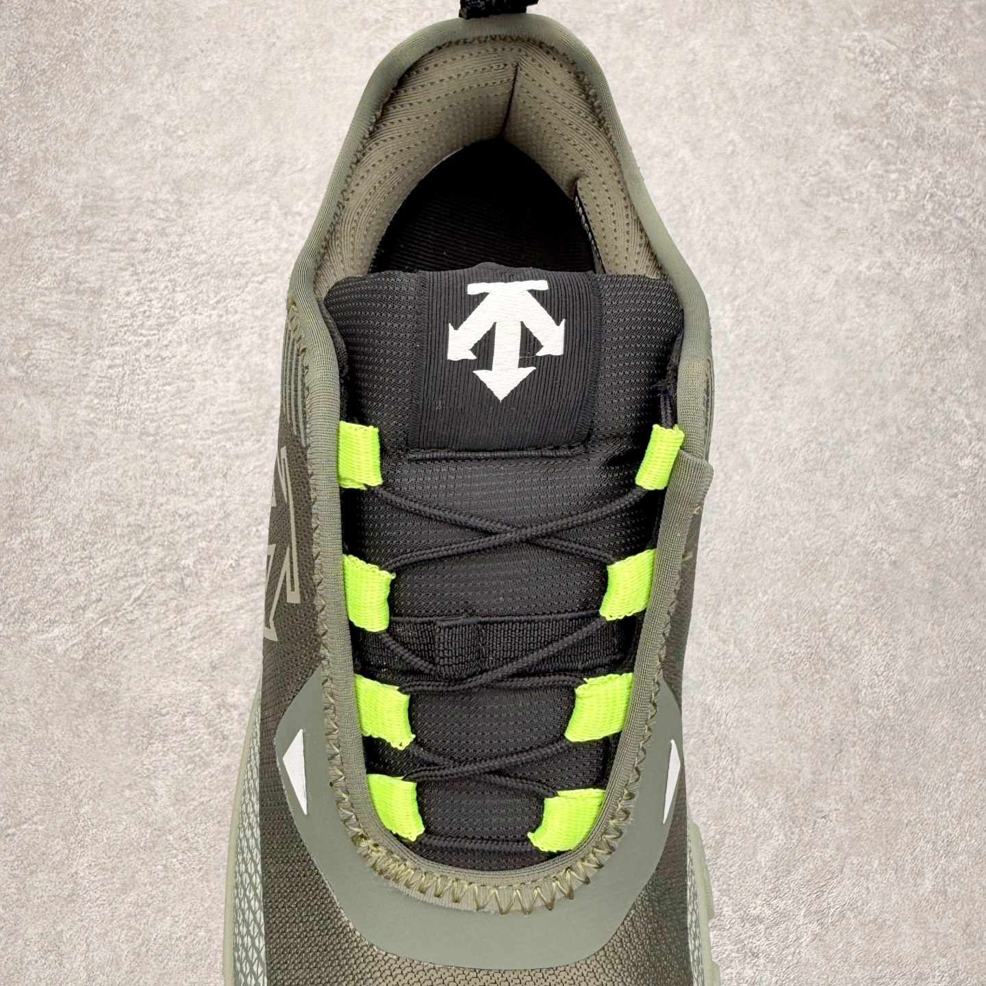 图片[5]-＃福利特价 DESCENTE SKI STYLE SNOW RIDE 迪桑特舒适防滑耐磨低帮生活休闲鞋 DESCENTE（迪桑特）创立于1935年，品牌名取自法语词汇，意为“滑降”。品牌箭头标识代表滑雪的三种技术“高速直线滑行”、“穿越”和“侧滑”，也寓意品牌在打造高端专业运动产品中不断追求完美的创新精神，致力于成为中国高端专业滑雪、综训、女子、铁人三项、高尔夫的第一品牌。尺码：36 36.5 37.5 38 38.5 39 40 40.5 41 42 42.5 43 44 44.5 45-选品中心