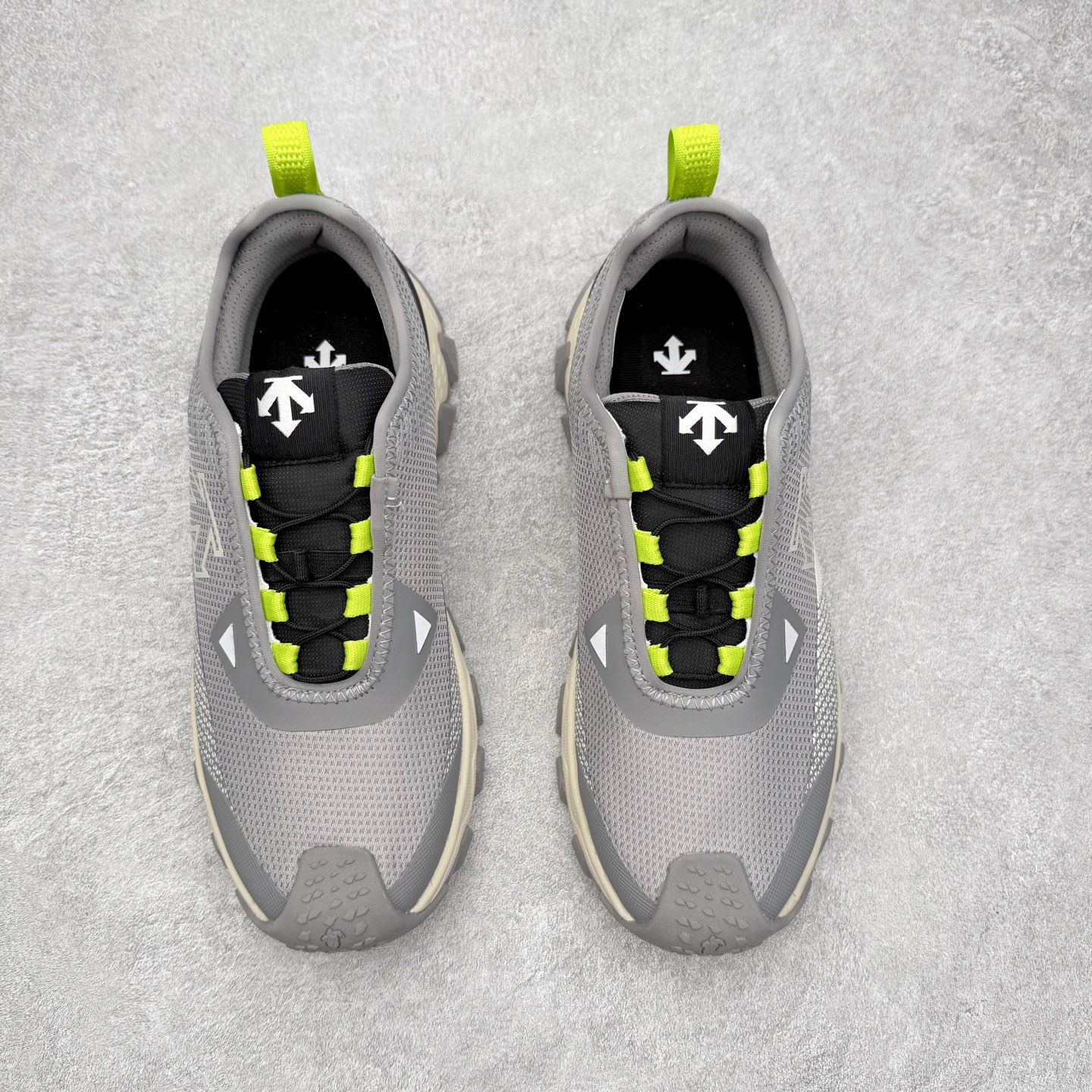 图片[2]-＃福利特价 DESCENTE SKI STYLE SNOW RIDE 迪桑特舒适防滑耐磨低帮生活休闲鞋 DESCENTE（迪桑特）创立于1935年，品牌名取自法语词汇，意为“滑降”。品牌箭头标识代表滑雪的三种技术“高速直线滑行”、“穿越”和“侧滑”，也寓意品牌在打造高端专业运动产品中不断追求完美的创新精神，致力于成为中国高端专业滑雪、综训、女子、铁人三项、高尔夫的第一品牌。尺码：36 36.5 37.5 38 38.5 39 40 40.5 41 42 42.5 43 44 44.5 45-选品中心