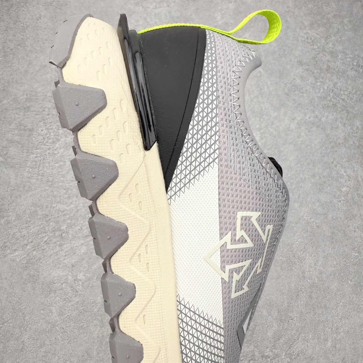 图片[6]-＃福利特价 DESCENTE SKI STYLE SNOW RIDE 迪桑特舒适防滑耐磨低帮生活休闲鞋 DESCENTE（迪桑特）创立于1935年，品牌名取自法语词汇，意为“滑降”。品牌箭头标识代表滑雪的三种技术“高速直线滑行”、“穿越”和“侧滑”，也寓意品牌在打造高端专业运动产品中不断追求完美的创新精神，致力于成为中国高端专业滑雪、综训、女子、铁人三项、高尔夫的第一品牌。尺码：36 36.5 37.5 38 38.5 39 40 40.5 41 42 42.5 43 44 44.5 45-选品中心