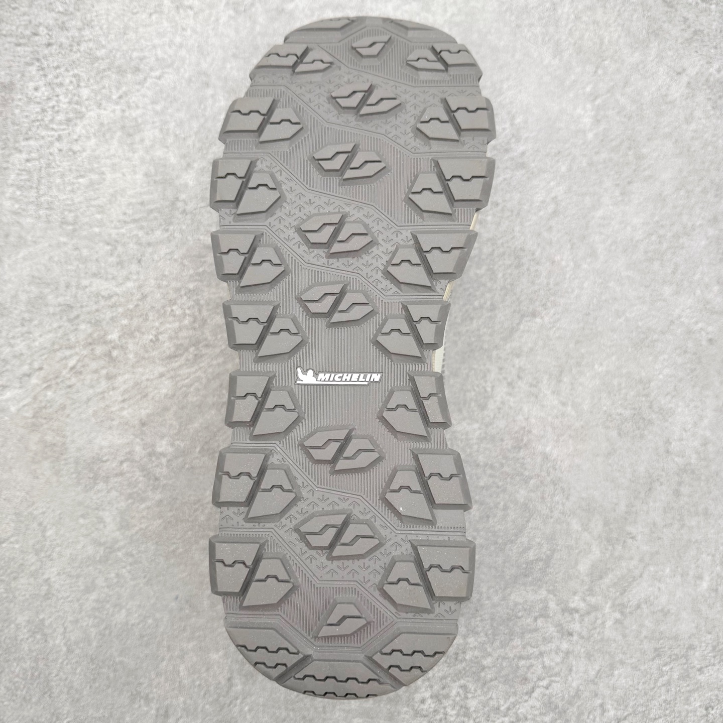 图片[9]-＃福利特价 DESCENTE SKI STYLE SNOW RIDE 迪桑特舒适防滑耐磨低帮生活休闲鞋 DESCENTE（迪桑特）创立于1935年，品牌名取自法语词汇，意为“滑降”。品牌箭头标识代表滑雪的三种技术“高速直线滑行”、“穿越”和“侧滑”，也寓意品牌在打造高端专业运动产品中不断追求完美的创新精神，致力于成为中国高端专业滑雪、综训、女子、铁人三项、高尔夫的第一品牌。尺码：36 36.5 37.5 38 38.5 39 40 40.5 41 42 42.5 43 44 44.5 45-选品中心