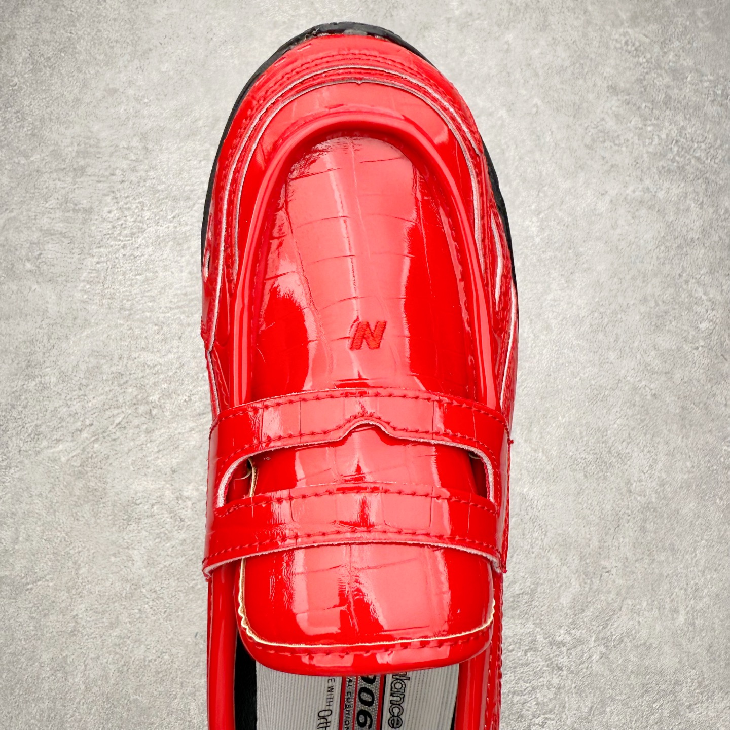 图片[4]-JUNYA WATANABE x New Balance NB 1906R 新百伦联名款舒适百搭防滑低帮生活休闲鞋乐福鞋 Junya Watanabe 和 New Balance 再次联手，推出了全新的合作款——1906 Loafer。这款跨越运动鞋与皮鞋界限的设计。设计将 New Balance 1906R 的技术与经典皮革便鞋的风格完美融合。厚实的鞋底与精致的漆皮鞋面，不仅保留了运动鞋的舒适感，还能轻松驾驭休闲与正式造型。一位国外鞋友对此鞋的评价颇具趣味：“这是开完重要会议后，立马开始 5K 长跑的理想鞋款。”-选品中心