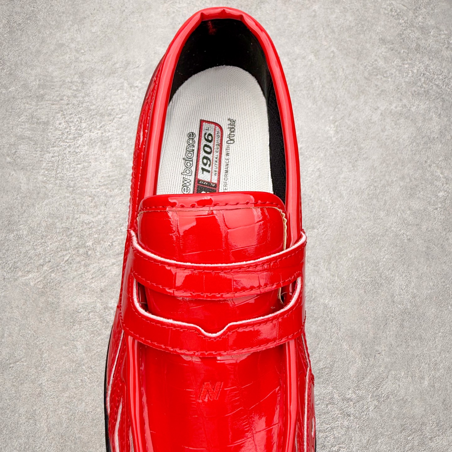 图片[5]-JUNYA WATANABE x New Balance NB 1906R 新百伦联名款舒适百搭防滑低帮生活休闲鞋乐福鞋 Junya Watanabe 和 New Balance 再次联手，推出了全新的合作款——1906 Loafer。这款跨越运动鞋与皮鞋界限的设计。设计将 New Balance 1906R 的技术与经典皮革便鞋的风格完美融合。厚实的鞋底与精致的漆皮鞋面，不仅保留了运动鞋的舒适感，还能轻松驾驭休闲与正式造型。一位国外鞋友对此鞋的评价颇具趣味：“这是开完重要会议后，立马开始 5K 长跑的理想鞋款。”-选品中心