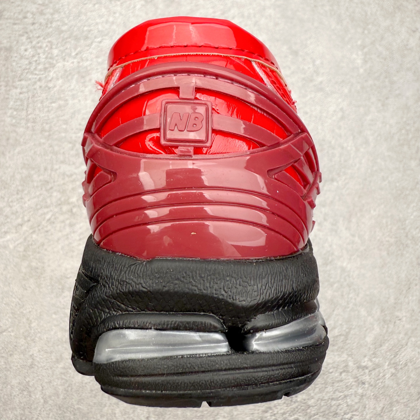 图片[8]-JUNYA WATANABE x New Balance NB 1906R 新百伦联名款舒适百搭防滑低帮生活休闲鞋乐福鞋 Junya Watanabe 和 New Balance 再次联手，推出了全新的合作款——1906 Loafer。这款跨越运动鞋与皮鞋界限的设计。设计将 New Balance 1906R 的技术与经典皮革便鞋的风格完美融合。厚实的鞋底与精致的漆皮鞋面，不仅保留了运动鞋的舒适感，还能轻松驾驭休闲与正式造型。一位国外鞋友对此鞋的评价颇具趣味：“这是开完重要会议后，立马开始 5K 长跑的理想鞋款。”-选品中心