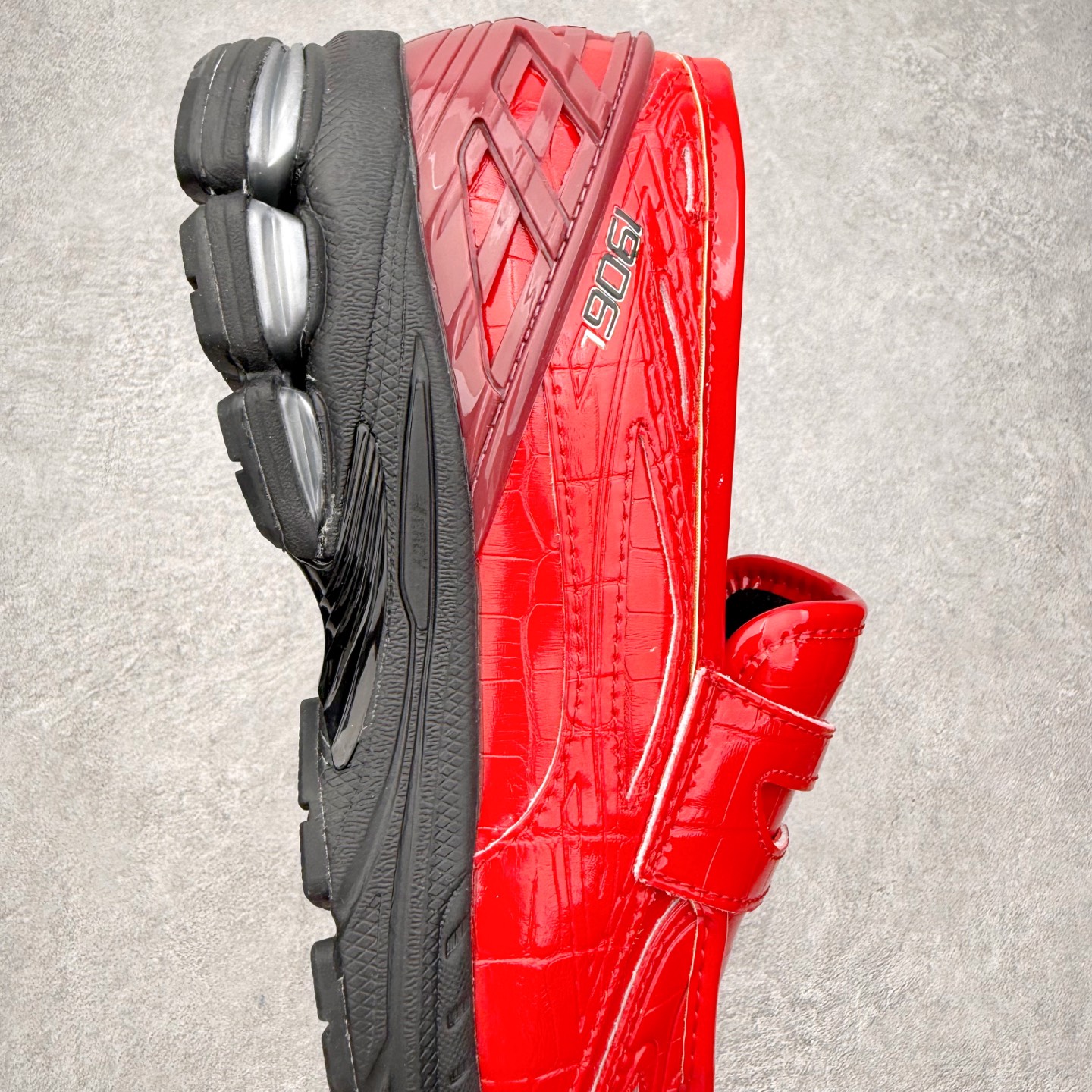 图片[6]-JUNYA WATANABE x New Balance NB 1906R 新百伦联名款舒适百搭防滑低帮生活休闲鞋乐福鞋 Junya Watanabe 和 New Balance 再次联手，推出了全新的合作款——1906 Loafer。这款跨越运动鞋与皮鞋界限的设计。设计将 New Balance 1906R 的技术与经典皮革便鞋的风格完美融合。厚实的鞋底与精致的漆皮鞋面，不仅保留了运动鞋的舒适感，还能轻松驾驭休闲与正式造型。一位国外鞋友对此鞋的评价颇具趣味：“这是开完重要会议后，立马开始 5K 长跑的理想鞋款。”-选品中心