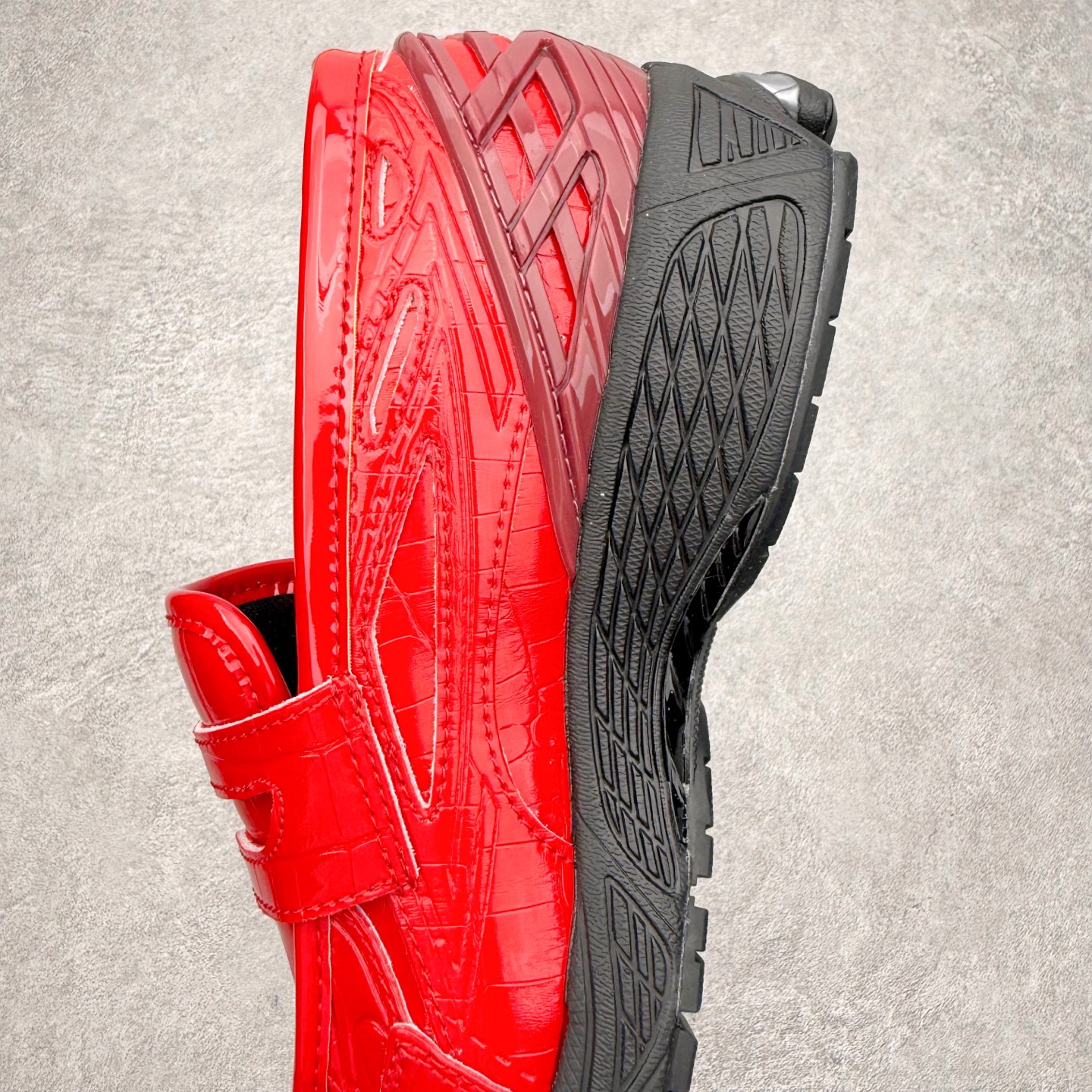 图片[7]-JUNYA WATANABE x New Balance NB 1906R 新百伦联名款舒适百搭防滑低帮生活休闲鞋乐福鞋 Junya Watanabe 和 New Balance 再次联手，推出了全新的合作款——1906 Loafer。这款跨越运动鞋与皮鞋界限的设计。设计将 New Balance 1906R 的技术与经典皮革便鞋的风格完美融合。厚实的鞋底与精致的漆皮鞋面，不仅保留了运动鞋的舒适感，还能轻松驾驭休闲与正式造型。一位国外鞋友对此鞋的评价颇具趣味：“这是开完重要会议后，立马开始 5K 长跑的理想鞋款。”-选品中心