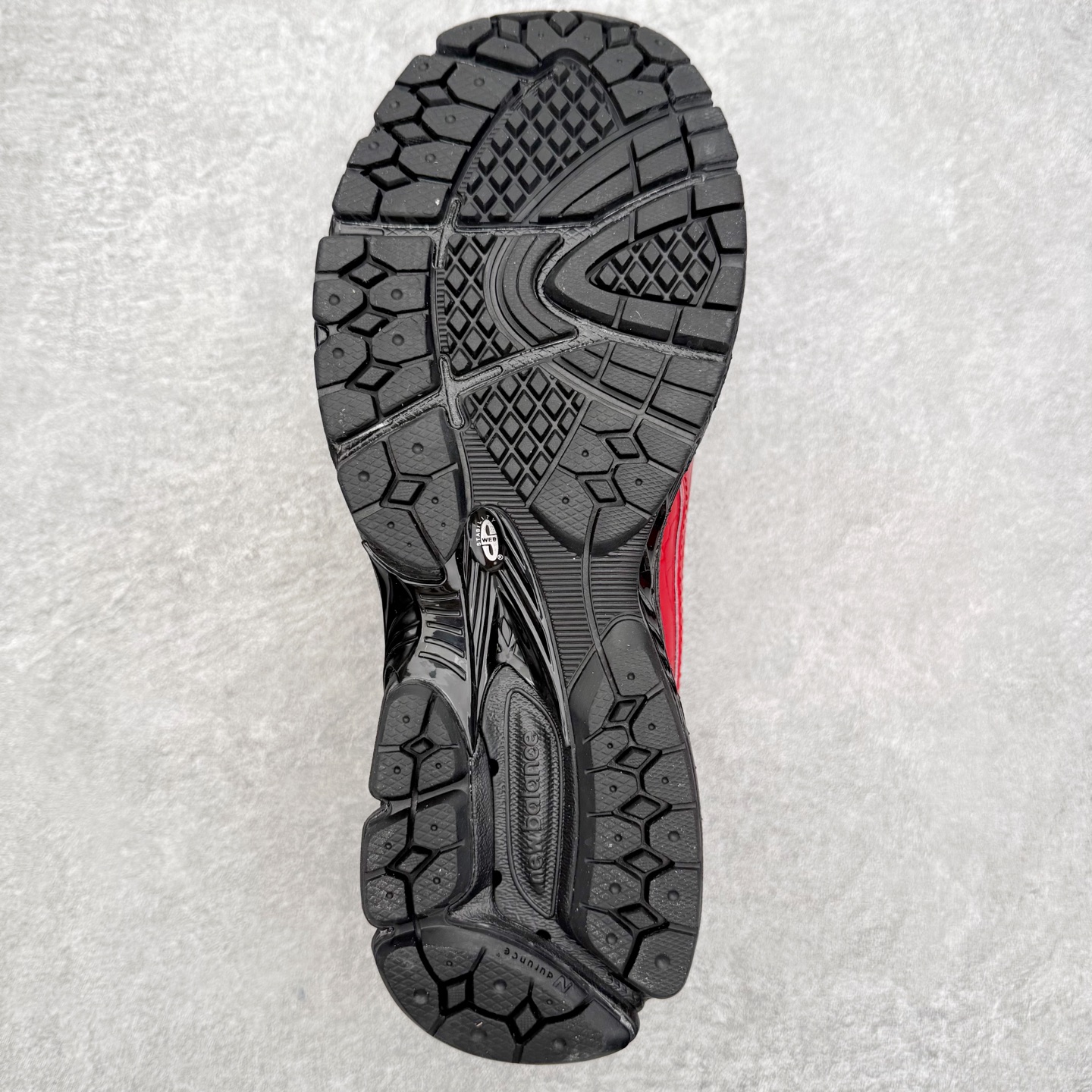 图片[9]-JUNYA WATANABE x New Balance NB 1906R 新百伦联名款舒适百搭防滑低帮生活休闲鞋乐福鞋 Junya Watanabe 和 New Balance 再次联手，推出了全新的合作款——1906 Loafer。这款跨越运动鞋与皮鞋界限的设计。设计将 New Balance 1906R 的技术与经典皮革便鞋的风格完美融合。厚实的鞋底与精致的漆皮鞋面，不仅保留了运动鞋的舒适感，还能轻松驾驭休闲与正式造型。一位国外鞋友对此鞋的评价颇具趣味：“这是开完重要会议后，立马开始 5K 长跑的理想鞋款。”-选品中心