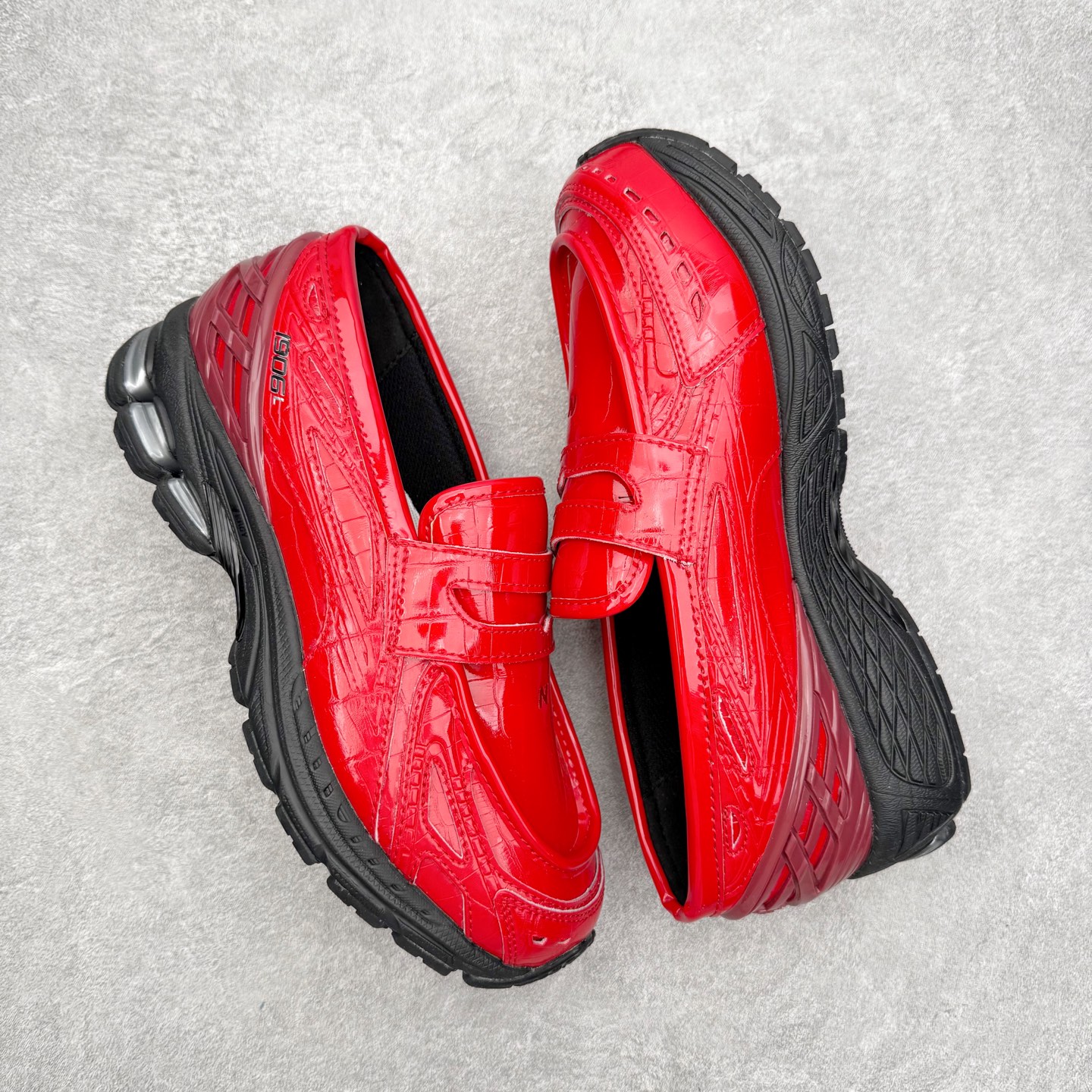 图片[3]-JUNYA WATANABE x New Balance NB 1906R 新百伦联名款舒适百搭防滑低帮生活休闲鞋乐福鞋 Junya Watanabe 和 New Balance 再次联手，推出了全新的合作款——1906 Loafer。这款跨越运动鞋与皮鞋界限的设计。设计将 New Balance 1906R 的技术与经典皮革便鞋的风格完美融合。厚实的鞋底与精致的漆皮鞋面，不仅保留了运动鞋的舒适感，还能轻松驾驭休闲与正式造型。一位国外鞋友对此鞋的评价颇具趣味：“这是开完重要会议后，立马开始 5K 长跑的理想鞋款。”-选品中心