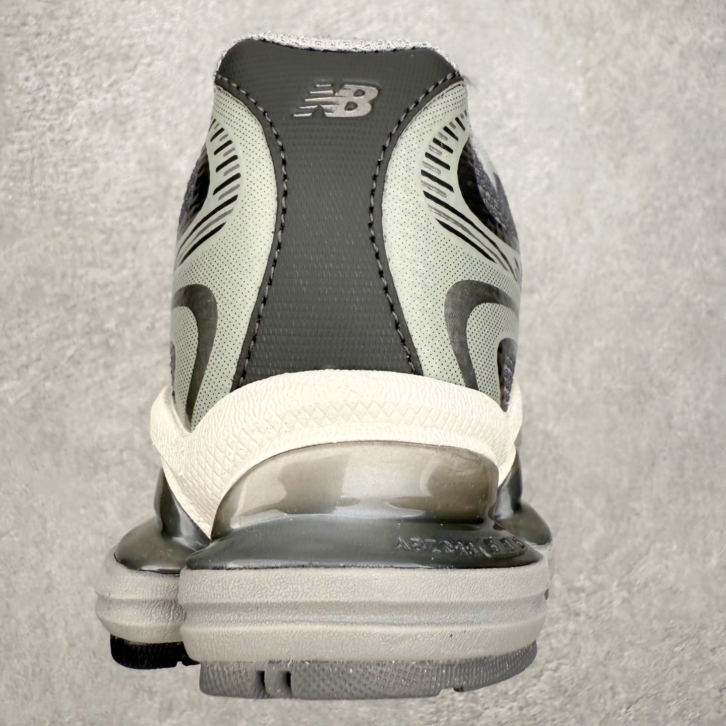 图片[8]-New Balance NB2000 舒适百搭防滑耐磨低帮 休闲跑步鞋 New Balance 在近两年的球鞋市场屡出奇招，在经典鞋型保持进一步增长的同时，推出的每一款新鞋型也都有傲人的战绩。在 327、9060 等鞋型获得成功之后，今天 New Balance 家族又迎来了新鲜血液的注入。这双 New Balance 2000 依然是融合了新旧元素的跑鞋造型，命名为 2000，或许是它的设计理念有着 Y2K 的血统。最大的亮点，在于这双鞋的中底。外侧以五个 ABZORB 单元，带来极具辨识度和冲击力的视觉效果，让这双鞋在外观和脚感方面都颇具吸引力。尺码：36 37 37.5 38 38.5 39 40 40.5 41 42 42.5 43 44 45 46-选品中心