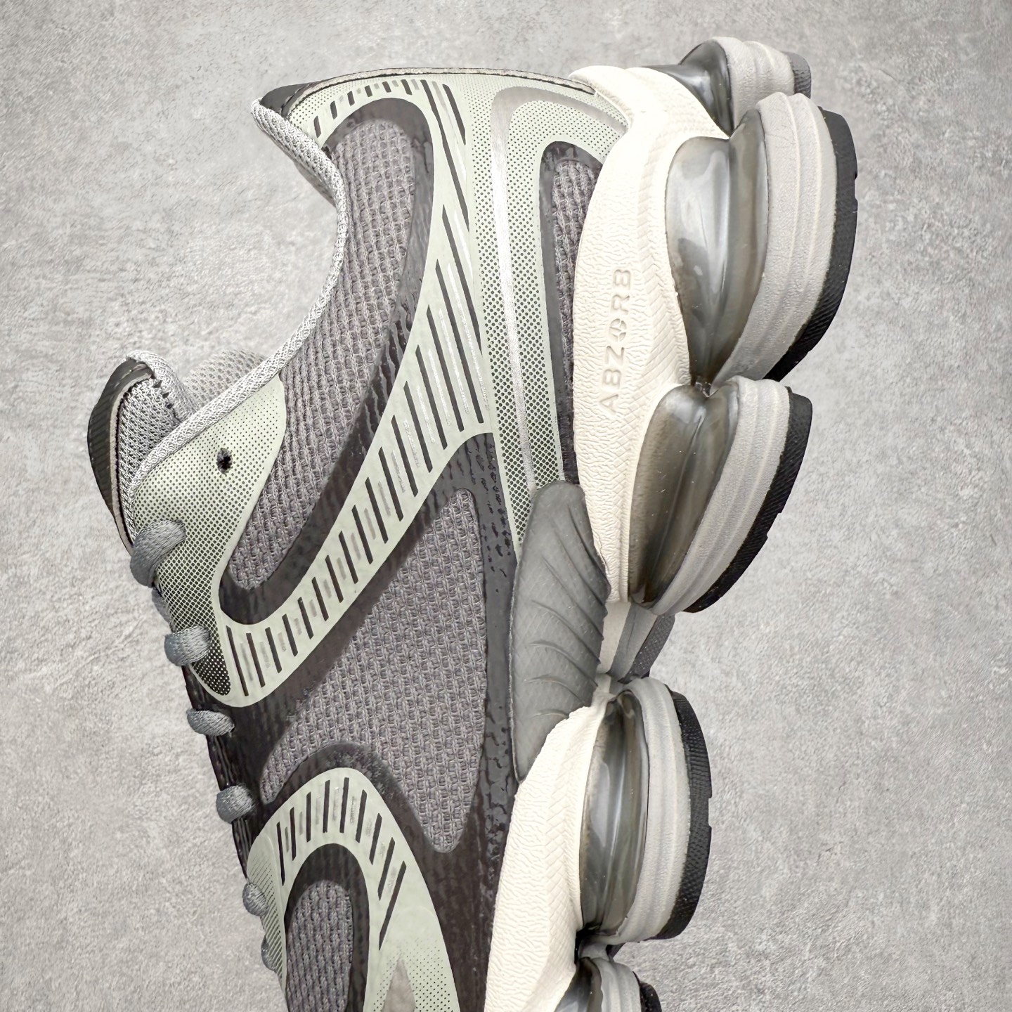 图片[7]-New Balance NB2000 舒适百搭防滑耐磨低帮 休闲跑步鞋 New Balance 在近两年的球鞋市场屡出奇招，在经典鞋型保持进一步增长的同时，推出的每一款新鞋型也都有傲人的战绩。在 327、9060 等鞋型获得成功之后，今天 New Balance 家族又迎来了新鲜血液的注入。这双 New Balance 2000 依然是融合了新旧元素的跑鞋造型，命名为 2000，或许是它的设计理念有着 Y2K 的血统。最大的亮点，在于这双鞋的中底。外侧以五个 ABZORB 单元，带来极具辨识度和冲击力的视觉效果，让这双鞋在外观和脚感方面都颇具吸引力。尺码：36 37 37.5 38 38.5 39 40 40.5 41 42 42.5 43 44 45 46-选品中心