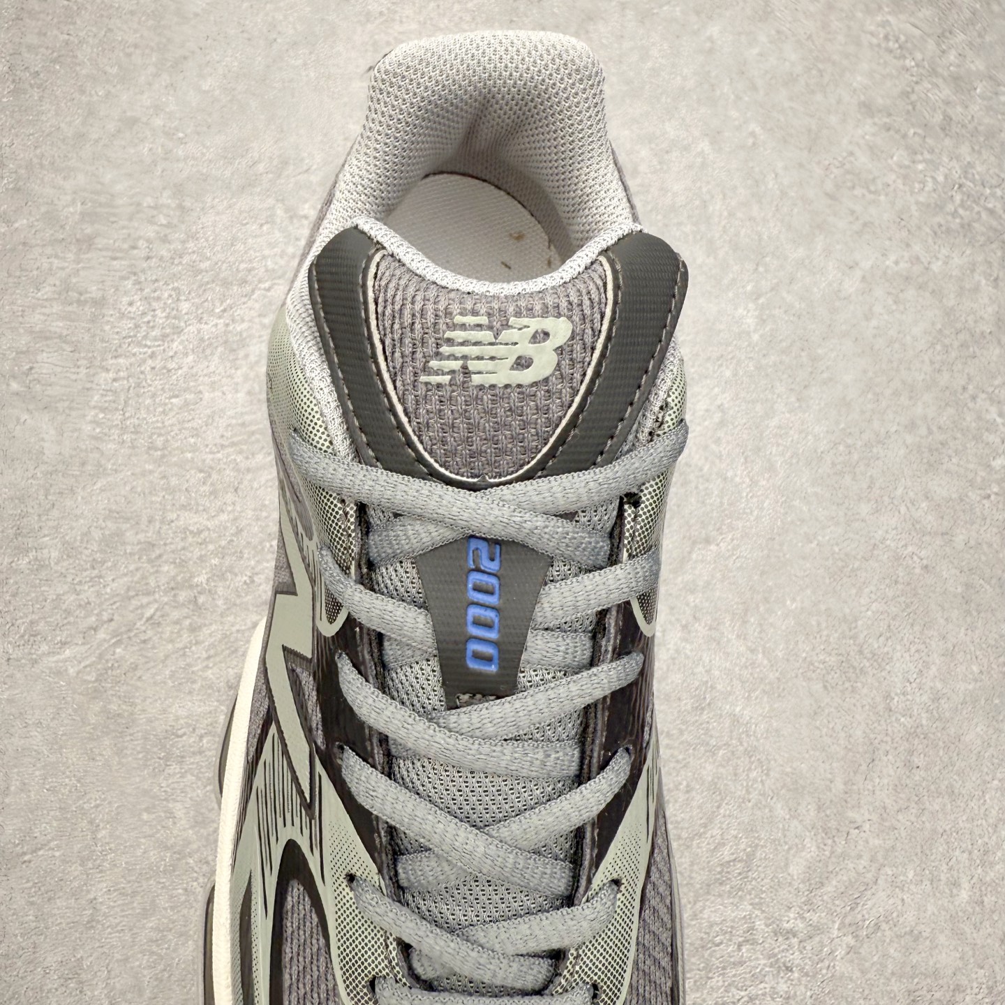 图片[5]-New Balance NB2000 舒适百搭防滑耐磨低帮 休闲跑步鞋 New Balance 在近两年的球鞋市场屡出奇招，在经典鞋型保持进一步增长的同时，推出的每一款新鞋型也都有傲人的战绩。在 327、9060 等鞋型获得成功之后，今天 New Balance 家族又迎来了新鲜血液的注入。这双 New Balance 2000 依然是融合了新旧元素的跑鞋造型，命名为 2000，或许是它的设计理念有着 Y2K 的血统。最大的亮点，在于这双鞋的中底。外侧以五个 ABZORB 单元，带来极具辨识度和冲击力的视觉效果，让这双鞋在外观和脚感方面都颇具吸引力。尺码：36 37 37.5 38 38.5 39 40 40.5 41 42 42.5 43 44 45 46-选品中心