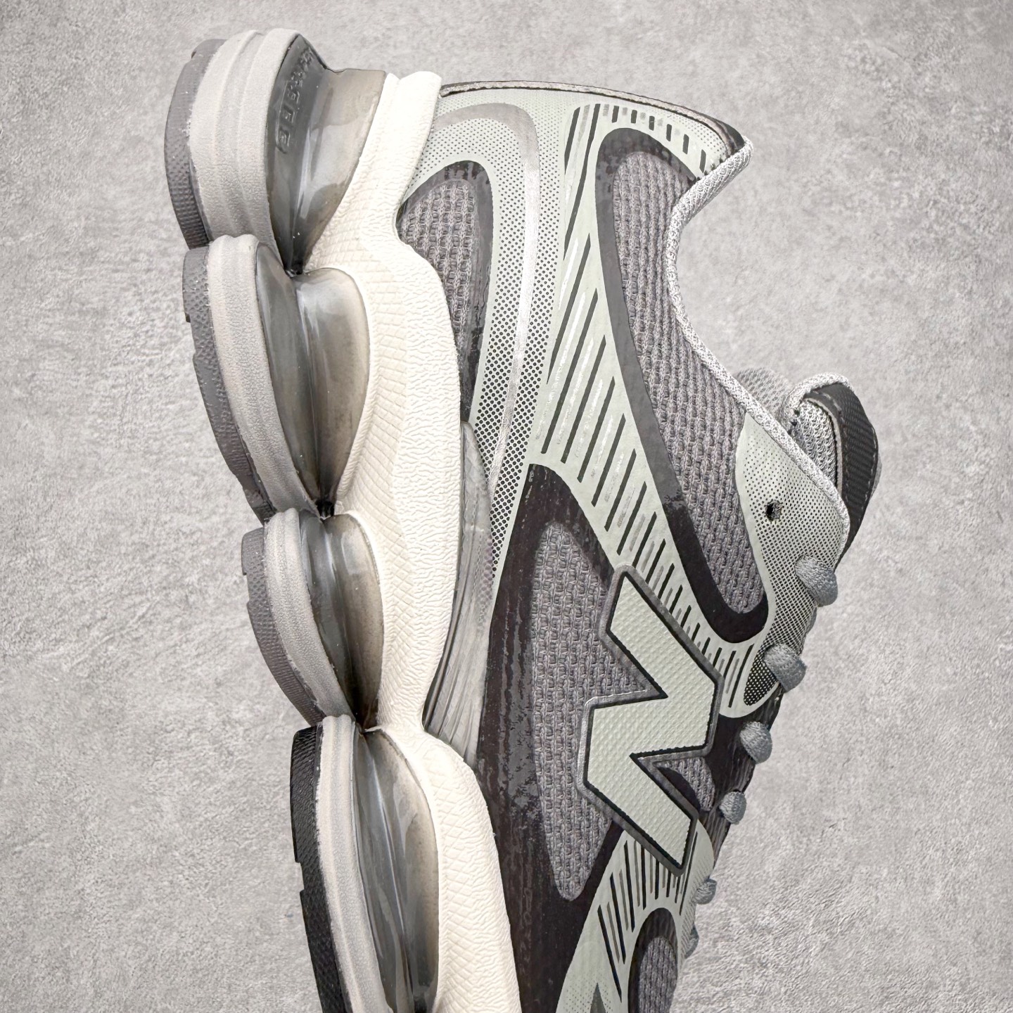 图片[6]-New Balance NB2000 舒适百搭防滑耐磨低帮 休闲跑步鞋 New Balance 在近两年的球鞋市场屡出奇招，在经典鞋型保持进一步增长的同时，推出的每一款新鞋型也都有傲人的战绩。在 327、9060 等鞋型获得成功之后，今天 New Balance 家族又迎来了新鲜血液的注入。这双 New Balance 2000 依然是融合了新旧元素的跑鞋造型，命名为 2000，或许是它的设计理念有着 Y2K 的血统。最大的亮点，在于这双鞋的中底。外侧以五个 ABZORB 单元，带来极具辨识度和冲击力的视觉效果，让这双鞋在外观和脚感方面都颇具吸引力。尺码：36 37 37.5 38 38.5 39 40 40.5 41 42 42.5 43 44 45 46-选品中心