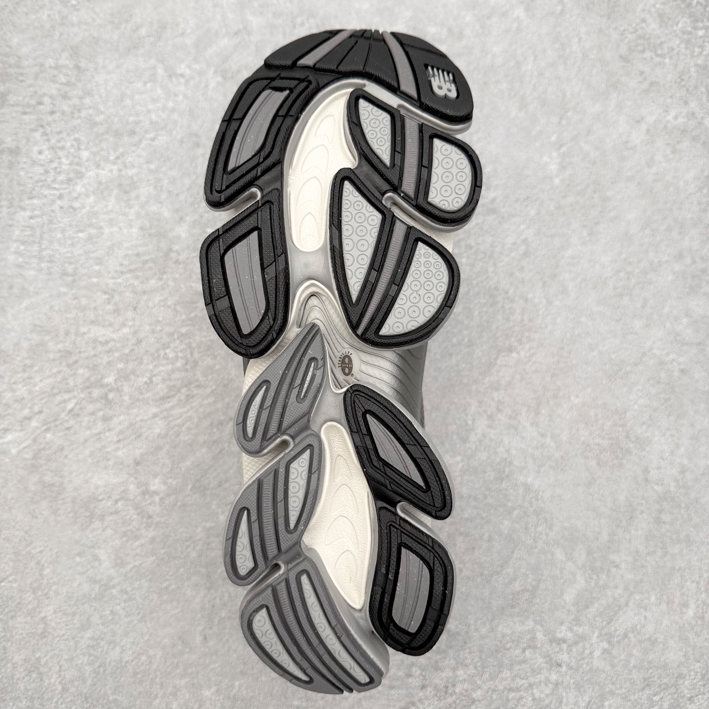 图片[9]-New Balance NB2000 舒适百搭防滑耐磨低帮 休闲跑步鞋 New Balance 在近两年的球鞋市场屡出奇招，在经典鞋型保持进一步增长的同时，推出的每一款新鞋型也都有傲人的战绩。在 327、9060 等鞋型获得成功之后，今天 New Balance 家族又迎来了新鲜血液的注入。这双 New Balance 2000 依然是融合了新旧元素的跑鞋造型，命名为 2000，或许是它的设计理念有着 Y2K 的血统。最大的亮点，在于这双鞋的中底。外侧以五个 ABZORB 单元，带来极具辨识度和冲击力的视觉效果，让这双鞋在外观和脚感方面都颇具吸引力。尺码：36 37 37.5 38 38.5 39 40 40.5 41 42 42.5 43 44 45 46-选品中心