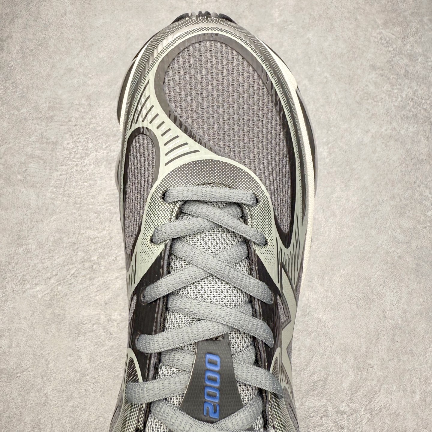 图片[4]-New Balance NB2000 舒适百搭防滑耐磨低帮 休闲跑步鞋 New Balance 在近两年的球鞋市场屡出奇招，在经典鞋型保持进一步增长的同时，推出的每一款新鞋型也都有傲人的战绩。在 327、9060 等鞋型获得成功之后，今天 New Balance 家族又迎来了新鲜血液的注入。这双 New Balance 2000 依然是融合了新旧元素的跑鞋造型，命名为 2000，或许是它的设计理念有着 Y2K 的血统。最大的亮点，在于这双鞋的中底。外侧以五个 ABZORB 单元，带来极具辨识度和冲击力的视觉效果，让这双鞋在外观和脚感方面都颇具吸引力。尺码：36 37 37.5 38 38.5 39 40 40.5 41 42 42.5 43 44 45 46-选品中心