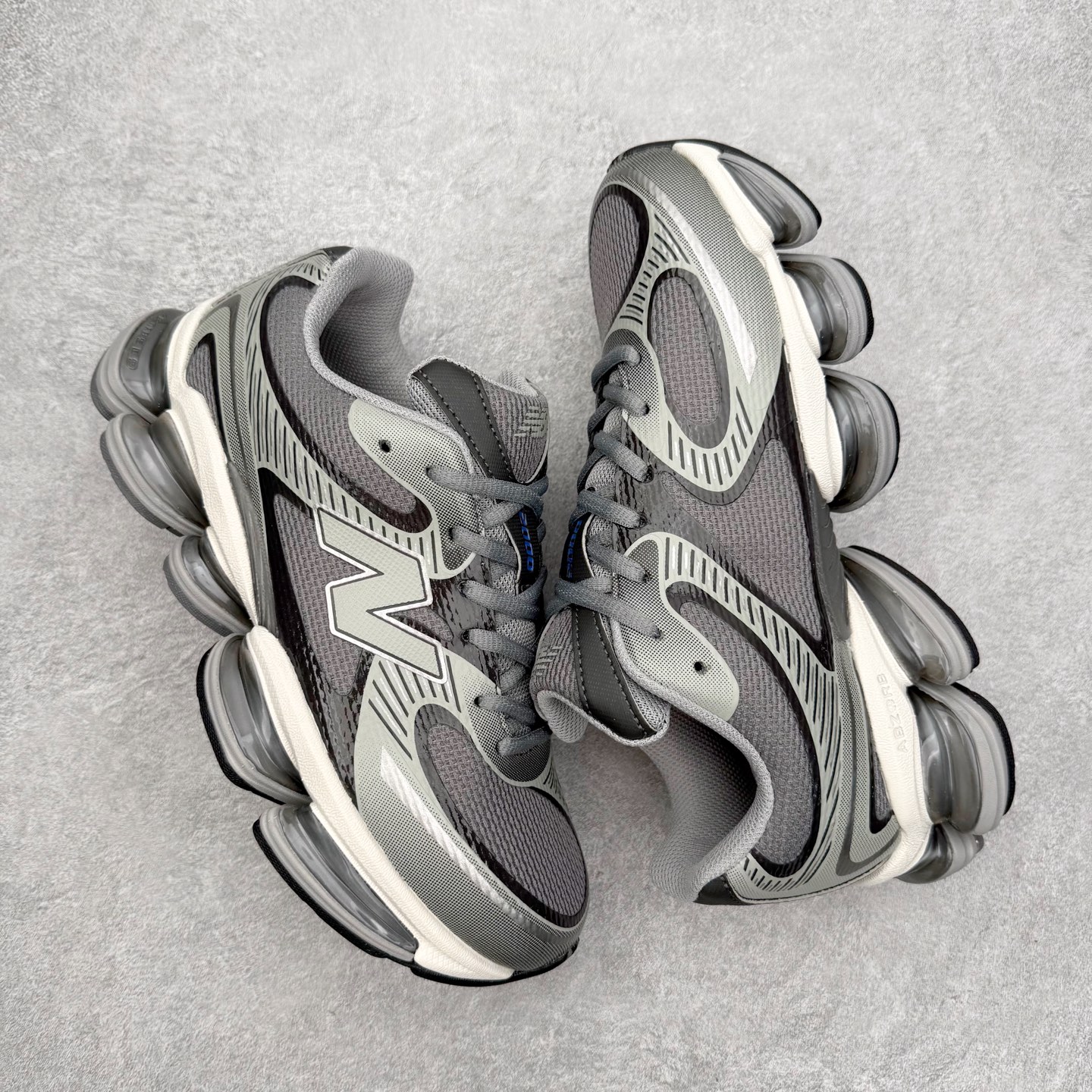 图片[3]-New Balance NB2000 舒适百搭防滑耐磨低帮 休闲跑步鞋 New Balance 在近两年的球鞋市场屡出奇招，在经典鞋型保持进一步增长的同时，推出的每一款新鞋型也都有傲人的战绩。在 327、9060 等鞋型获得成功之后，今天 New Balance 家族又迎来了新鲜血液的注入。这双 New Balance 2000 依然是融合了新旧元素的跑鞋造型，命名为 2000，或许是它的设计理念有着 Y2K 的血统。最大的亮点，在于这双鞋的中底。外侧以五个 ABZORB 单元，带来极具辨识度和冲击力的视觉效果，让这双鞋在外观和脚感方面都颇具吸引力。尺码：36 37 37.5 38 38.5 39 40 40.5 41 42 42.5 43 44 45 46-选品中心