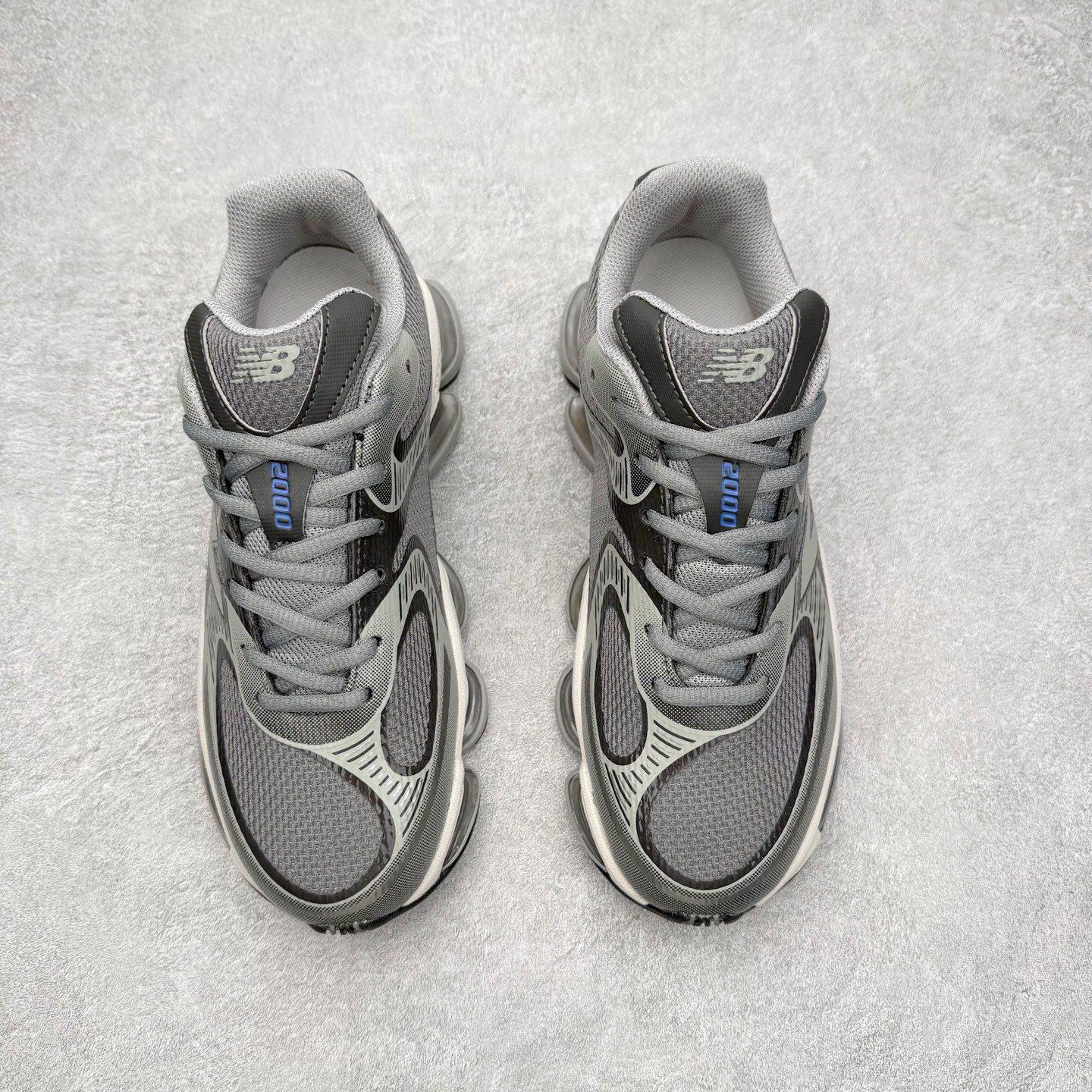 图片[2]-New Balance NB2000 舒适百搭防滑耐磨低帮 休闲跑步鞋 New Balance 在近两年的球鞋市场屡出奇招，在经典鞋型保持进一步增长的同时，推出的每一款新鞋型也都有傲人的战绩。在 327、9060 等鞋型获得成功之后，今天 New Balance 家族又迎来了新鲜血液的注入。这双 New Balance 2000 依然是融合了新旧元素的跑鞋造型，命名为 2000，或许是它的设计理念有着 Y2K 的血统。最大的亮点，在于这双鞋的中底。外侧以五个 ABZORB 单元，带来极具辨识度和冲击力的视觉效果，让这双鞋在外观和脚感方面都颇具吸引力。尺码：36 37 37.5 38 38.5 39 40 40.5 41 42 42.5 43 44 45 46-选品中心