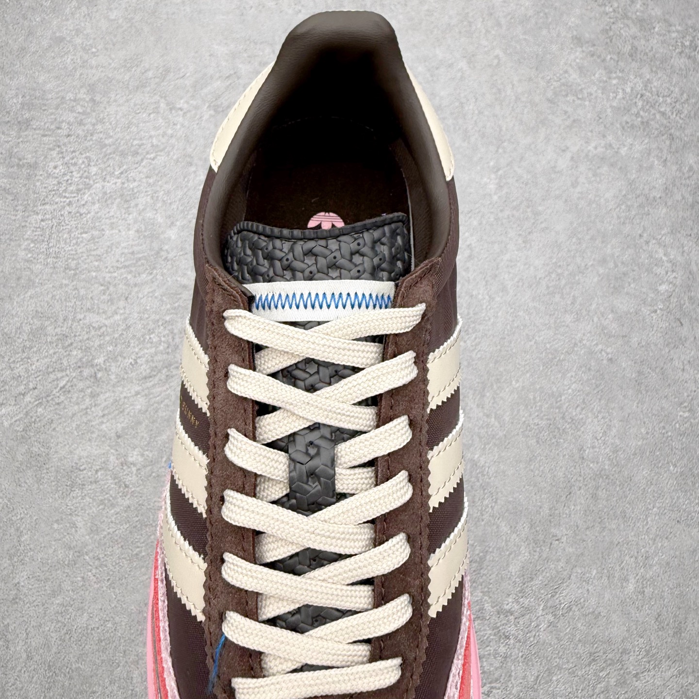 图片[5]-BAD BUNNY x AD Originals ADIZERO SL 72 联名柔软舒适防滑耐磨低帮生活休闲鞋 IH0971 此番 Bad Bunny 和 adidas 以 Adizero SL 72 为蓝本，推出 3 款不同配色，设计灵感汲取自复古跑鞋 SL 72 ，将经典元素与现代风尚相融合，打造出别具一格的鞋履。鞋面采用多层次叠加设计，很有层次感，吸引人。选用华夫格网、绒面革、皮革和灯芯绒等优质材料。鞋身上的 “ Para Bad Bunny ”中足标识与双阿迪达斯标志，彰显了双方的合作身份。搭载 Adizero 泡棉中底，确保卓越的舒适性与性能表现。尺码：36 36.5 37.5 38 38.5 39 40 40.5 41 42 42.5 43 44 44.5 45-选品中心