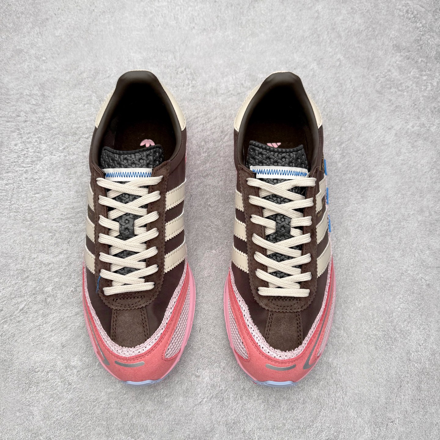 图片[2]-BAD BUNNY x AD Originals ADIZERO SL 72 联名柔软舒适防滑耐磨低帮生活休闲鞋 IH0971 此番 Bad Bunny 和 adidas 以 Adizero SL 72 为蓝本，推出 3 款不同配色，设计灵感汲取自复古跑鞋 SL 72 ，将经典元素与现代风尚相融合，打造出别具一格的鞋履。鞋面采用多层次叠加设计，很有层次感，吸引人。选用华夫格网、绒面革、皮革和灯芯绒等优质材料。鞋身上的 “ Para Bad Bunny ”中足标识与双阿迪达斯标志，彰显了双方的合作身份。搭载 Adizero 泡棉中底，确保卓越的舒适性与性能表现。尺码：36 36.5 37.5 38 38.5 39 40 40.5 41 42 42.5 43 44 44.5 45-选品中心