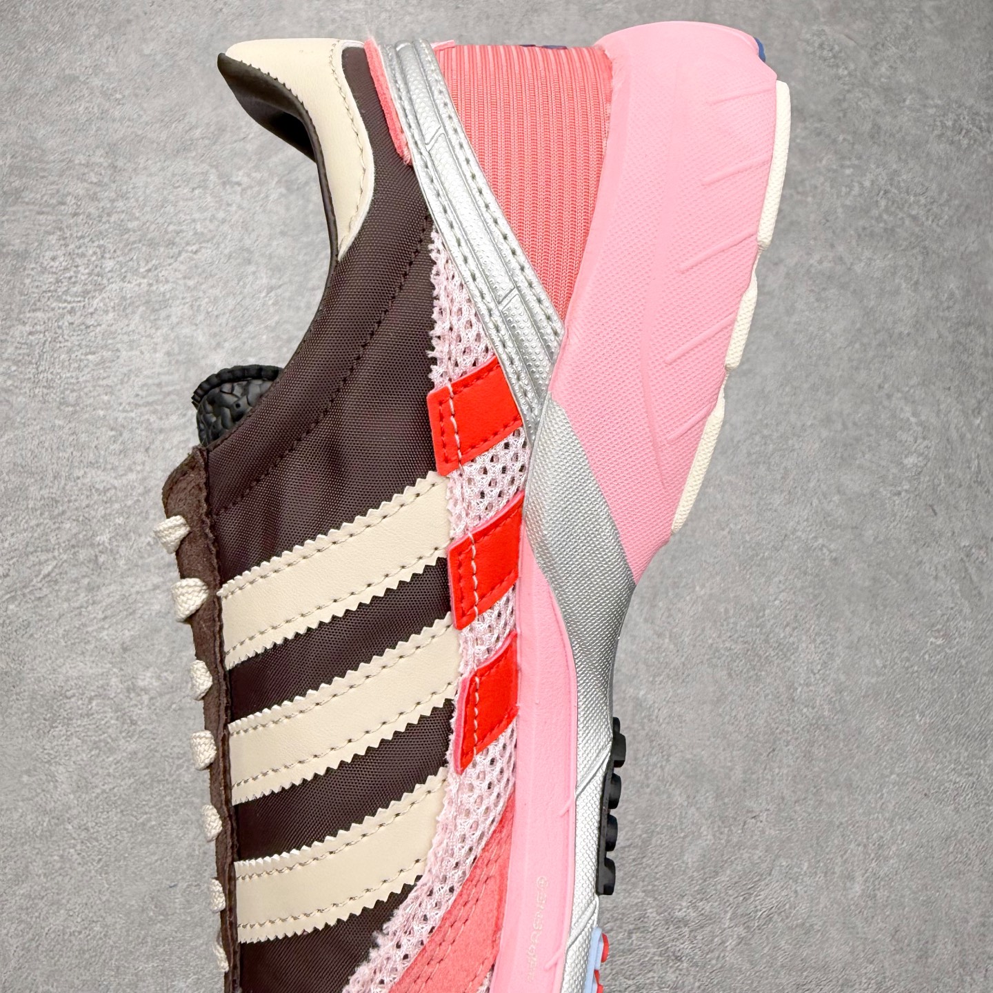 图片[7]-BAD BUNNY x AD Originals ADIZERO SL 72 联名柔软舒适防滑耐磨低帮生活休闲鞋 IH0971 此番 Bad Bunny 和 adidas 以 Adizero SL 72 为蓝本，推出 3 款不同配色，设计灵感汲取自复古跑鞋 SL 72 ，将经典元素与现代风尚相融合，打造出别具一格的鞋履。鞋面采用多层次叠加设计，很有层次感，吸引人。选用华夫格网、绒面革、皮革和灯芯绒等优质材料。鞋身上的 “ Para Bad Bunny ”中足标识与双阿迪达斯标志，彰显了双方的合作身份。搭载 Adizero 泡棉中底，确保卓越的舒适性与性能表现。尺码：36 36.5 37.5 38 38.5 39 40 40.5 41 42 42.5 43 44 44.5 45-选品中心