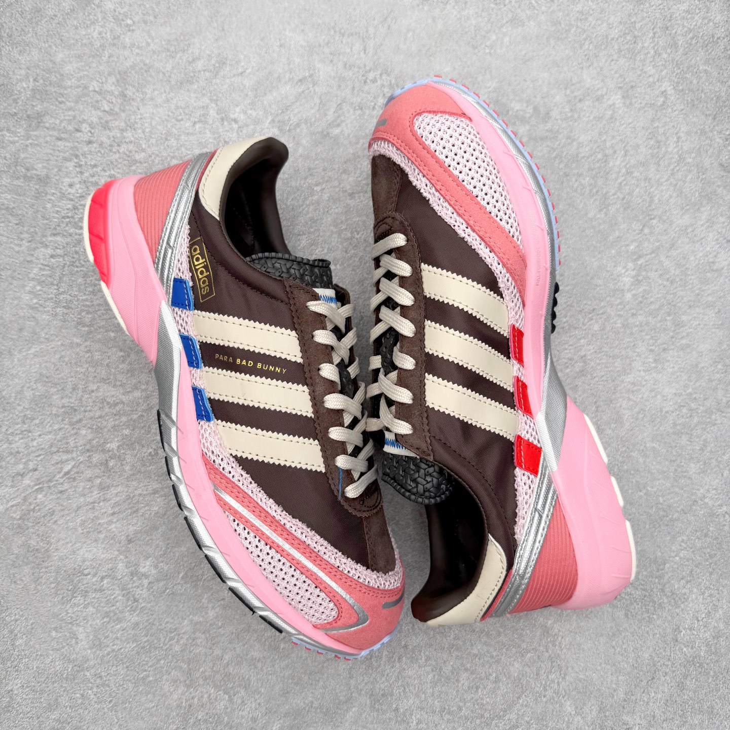 图片[3]-BAD BUNNY x AD Originals ADIZERO SL 72 联名柔软舒适防滑耐磨低帮生活休闲鞋 IH0971 此番 Bad Bunny 和 adidas 以 Adizero SL 72 为蓝本，推出 3 款不同配色，设计灵感汲取自复古跑鞋 SL 72 ，将经典元素与现代风尚相融合，打造出别具一格的鞋履。鞋面采用多层次叠加设计，很有层次感，吸引人。选用华夫格网、绒面革、皮革和灯芯绒等优质材料。鞋身上的 “ Para Bad Bunny ”中足标识与双阿迪达斯标志，彰显了双方的合作身份。搭载 Adizero 泡棉中底，确保卓越的舒适性与性能表现。尺码：36 36.5 37.5 38 38.5 39 40 40.5 41 42 42.5 43 44 44.5 45-选品中心